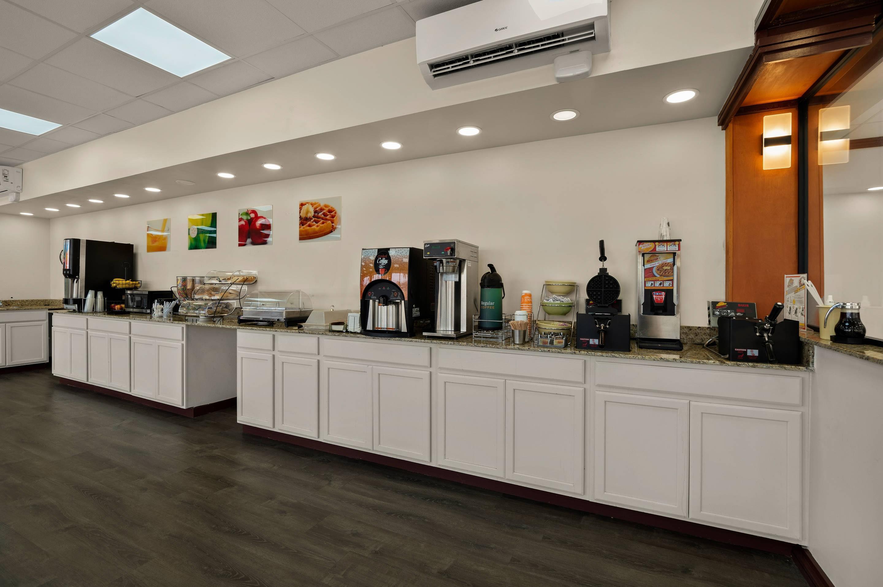 Breakfast area | Quality Inn
