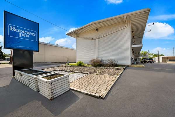 Exterior view - Rodeway Inn La Crosse