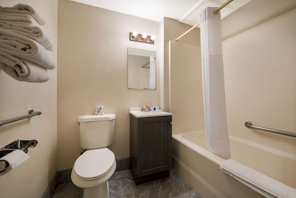 RODEWAY INN LA CROSSE-guestroom-Guest Room,Bathroom,On-Site.jpg