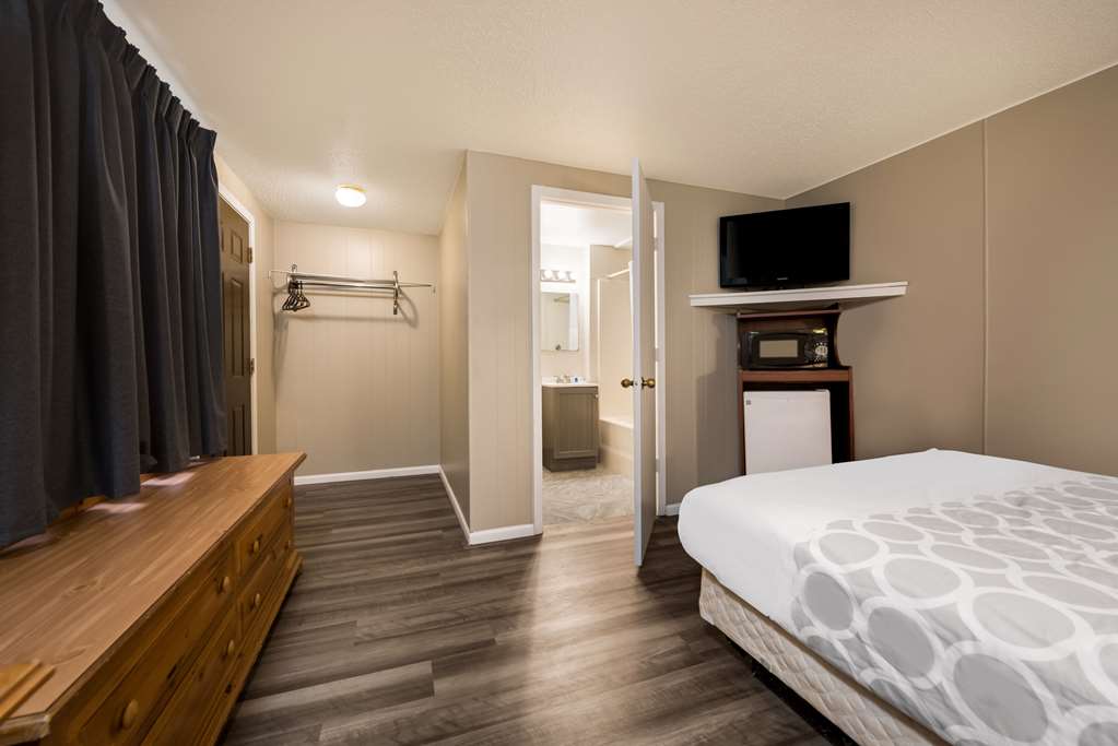 RODEWAY INN LA CROSSE-guestroom-Guest Room,On-Site.jpg