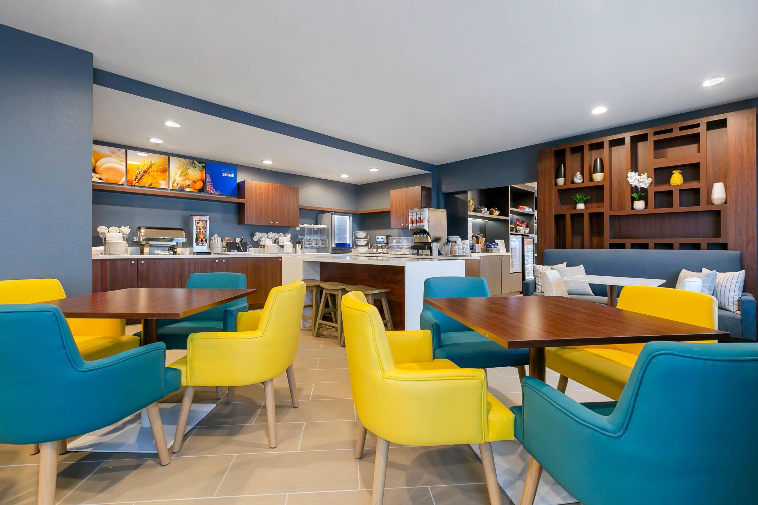 Breakfast area | Comfort Inn & Suites Houma