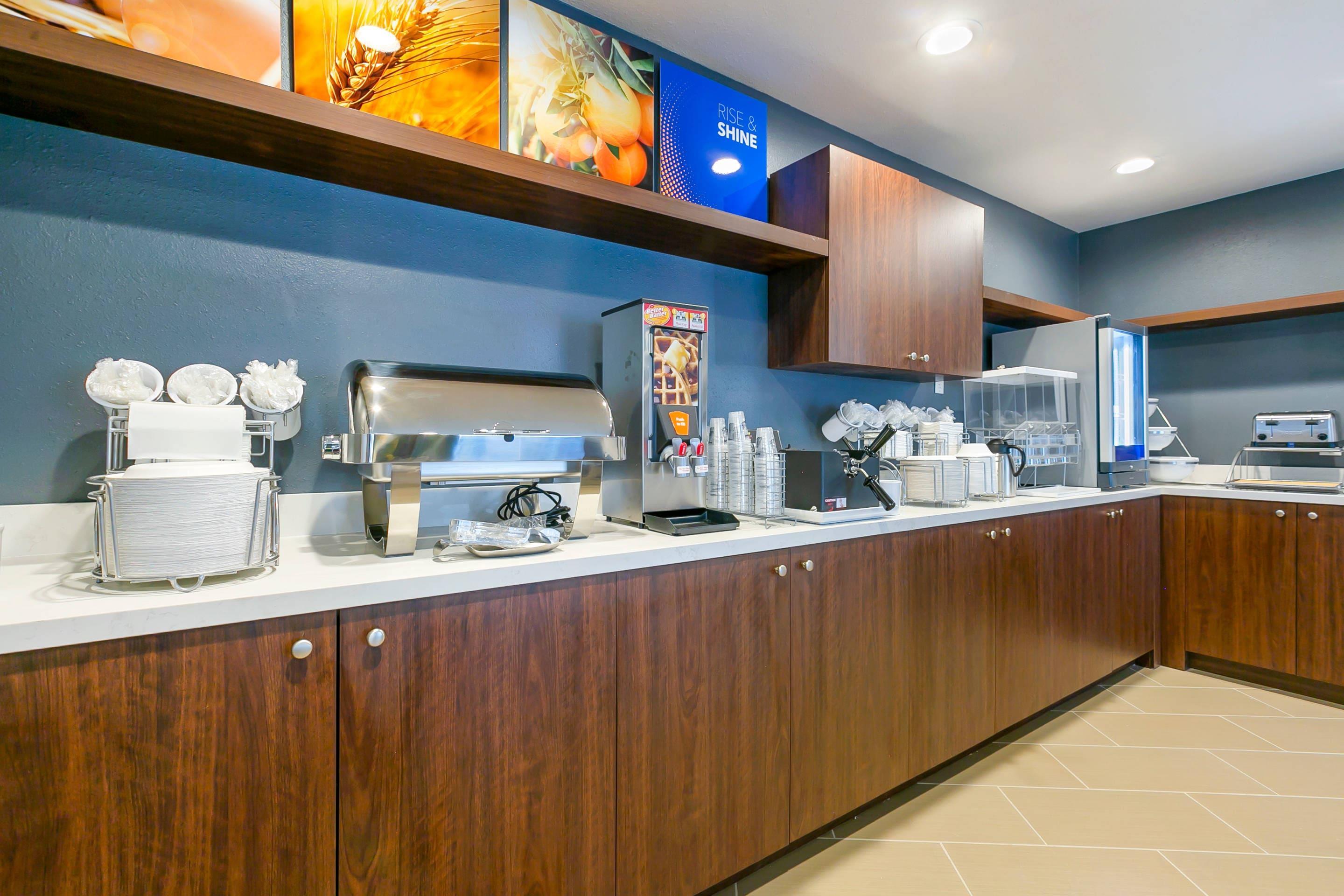 Breakfast area | Comfort Inn & Suites Houma