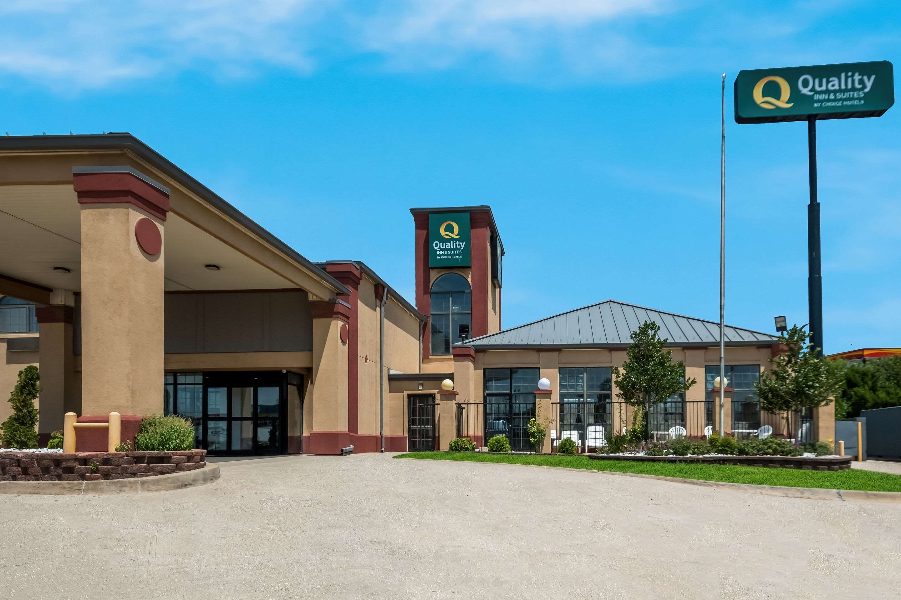 Hotel entrance | Quality Inn & Suites Oklahoma City North
