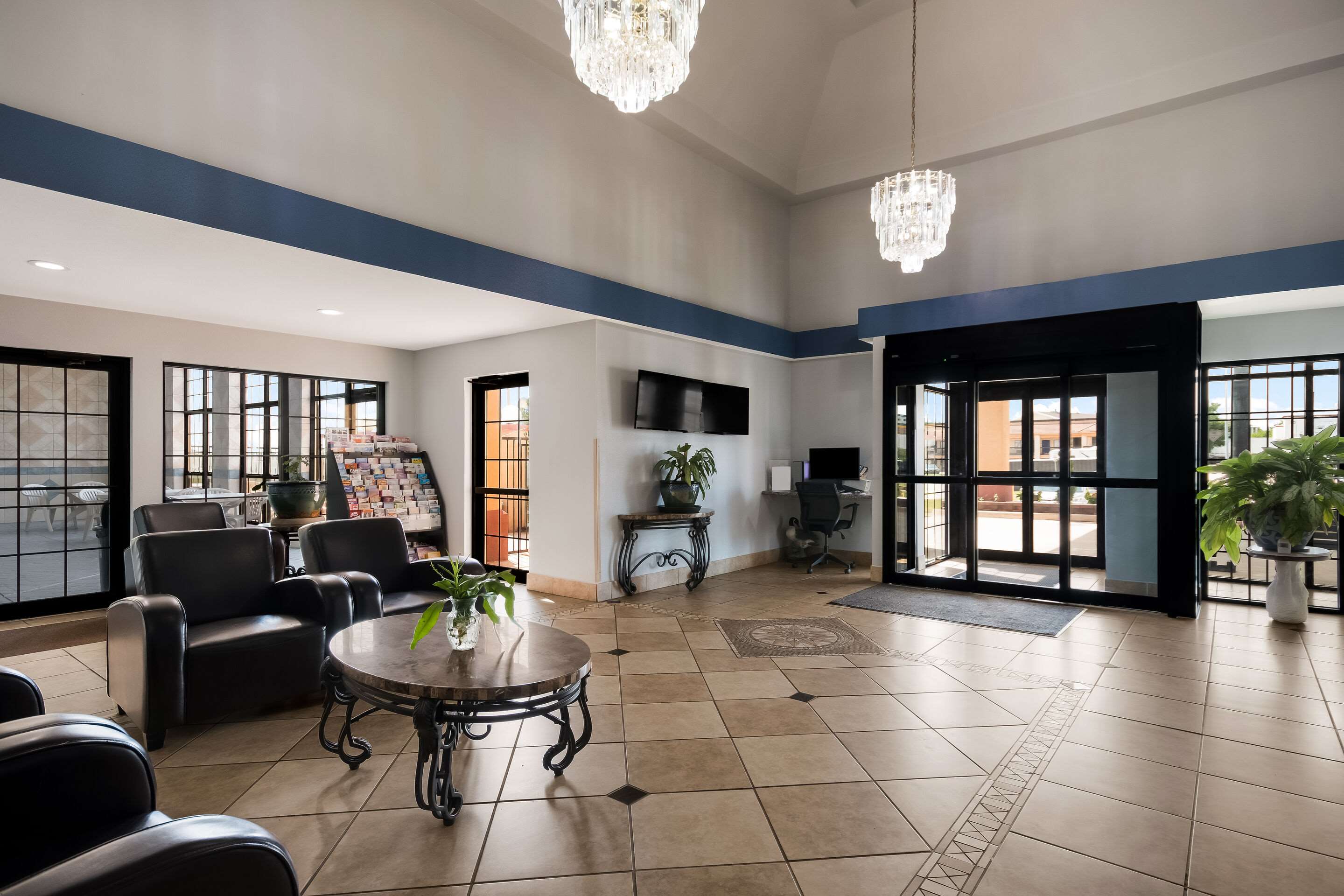 Spacious lobby | Quality Inn & Suites Oklahoma City North