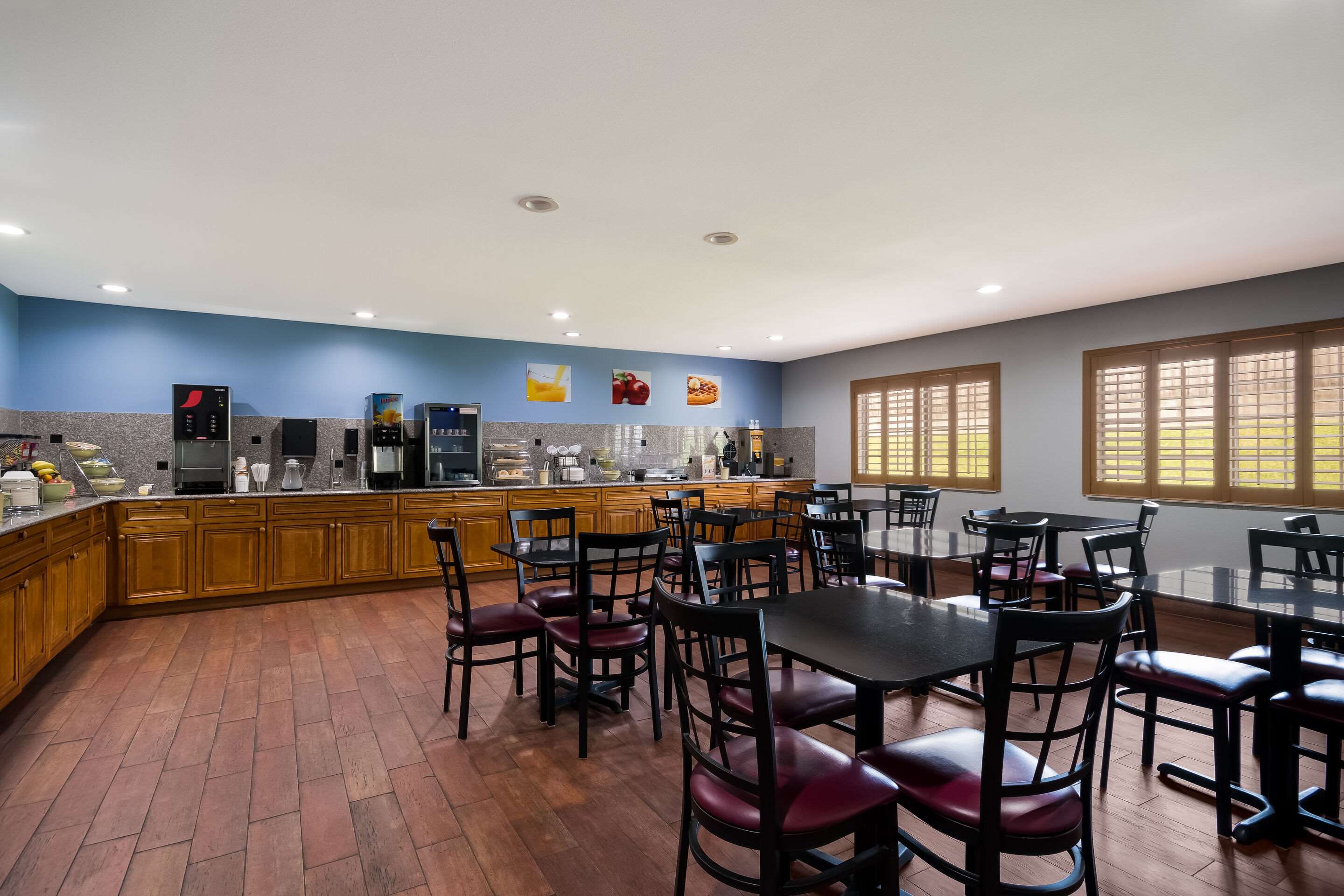 Enjoy breakfast in this seating area | Quality Inn & Suites Oklahoma City North