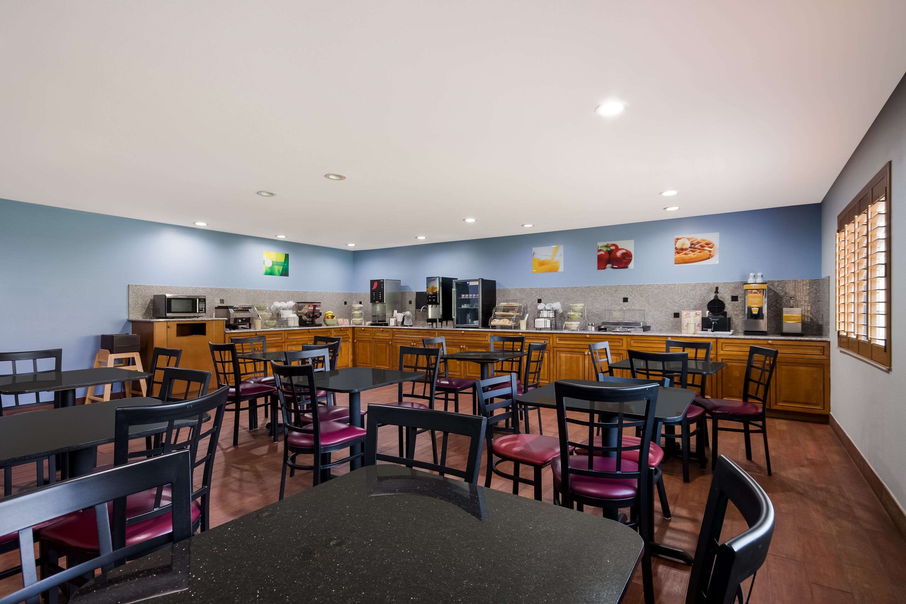 Enjoy breakfast in this seating area | Quality Inn & Suites Oklahoma City North