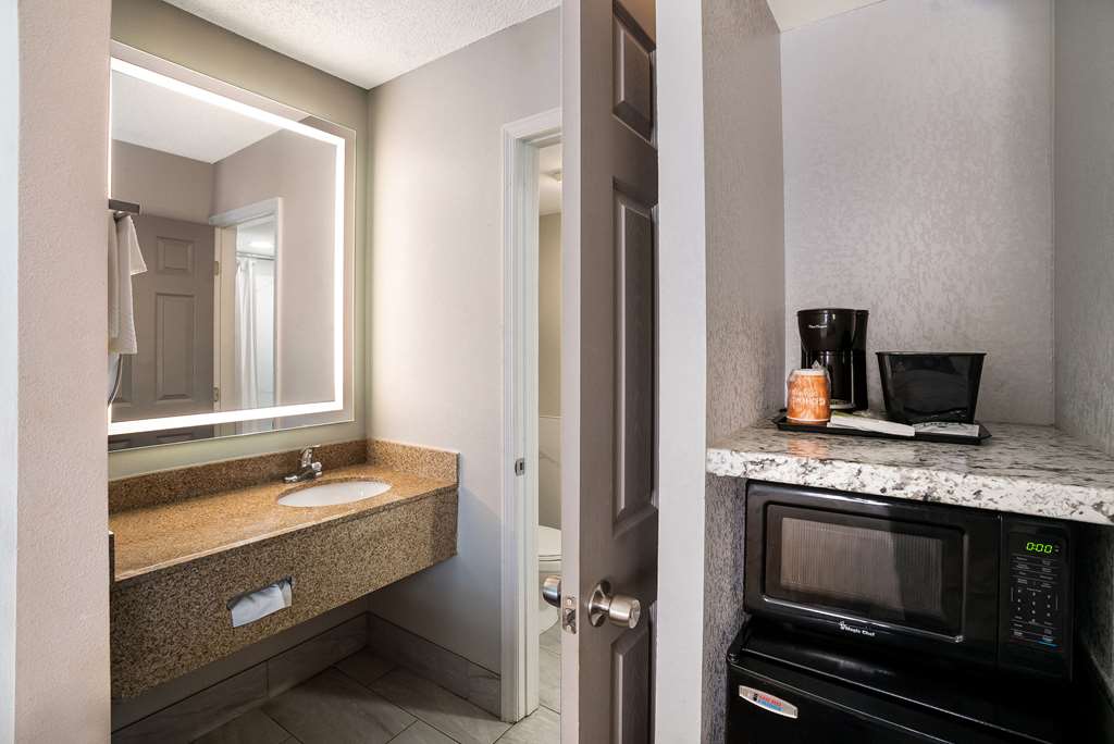 SLEEP INN SPARTANBURG SOUTHWEST-guestroom-Guest Room,Bathroom,On-Site.jpg