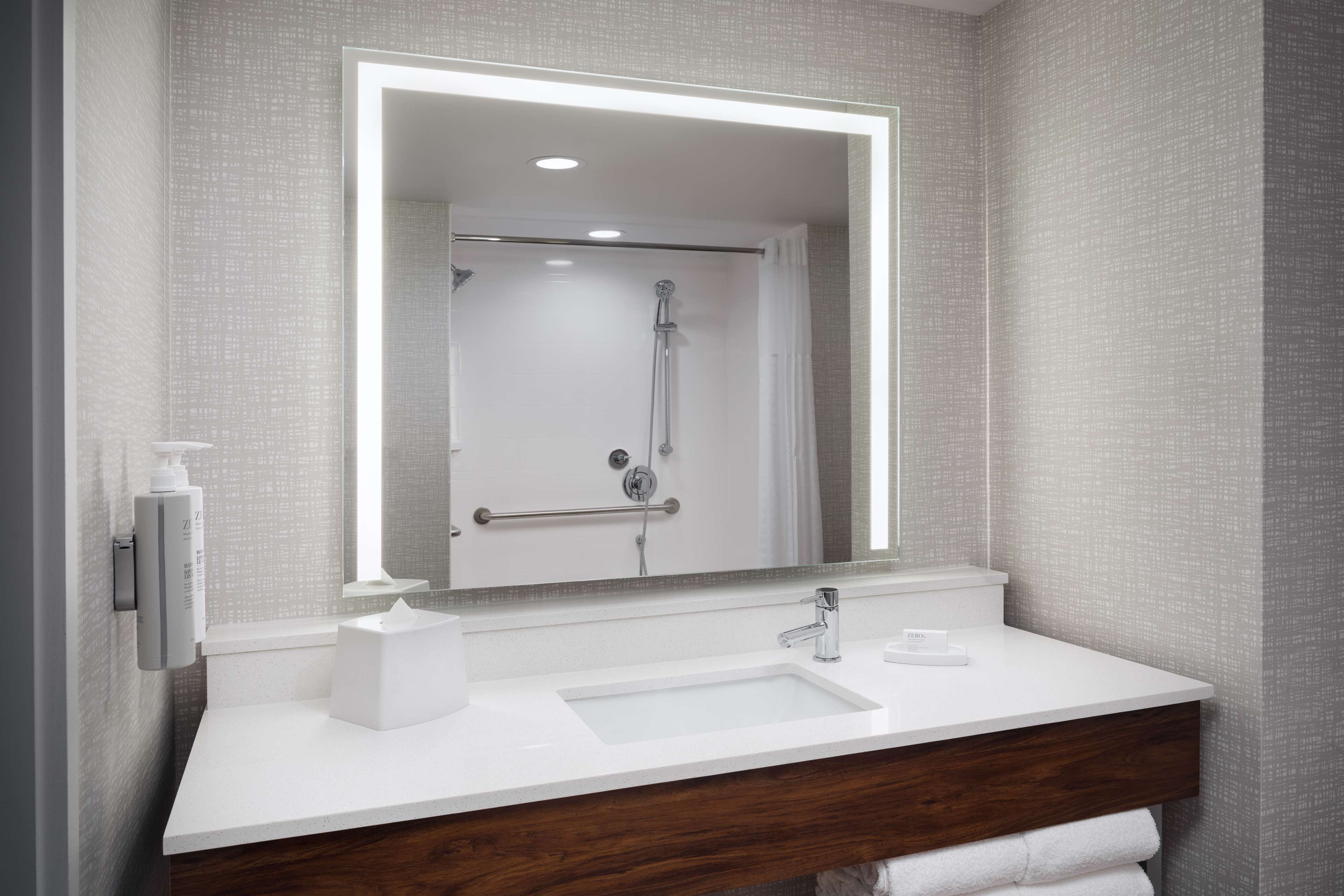 Hampton Inn by Hilton Towson Downtown Room Type - 1 KNG ACCESSIBLE TUB