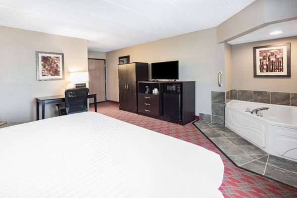 Suite - Baymont Inn & Suites Brooklyn Center - I-94 & I-694, Exit 34