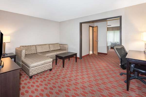 Suite - Baymont Inn & Suites Brooklyn Center - I-94 & I-694, Exit 34
