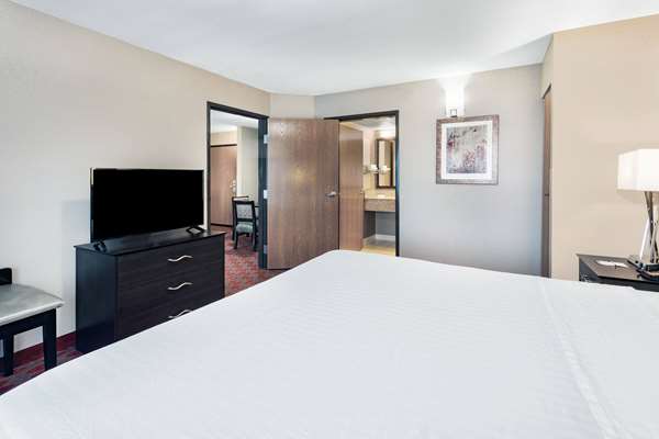 Suite - Baymont Inn & Suites Brooklyn Center - I-94 & I-694, Exit 34