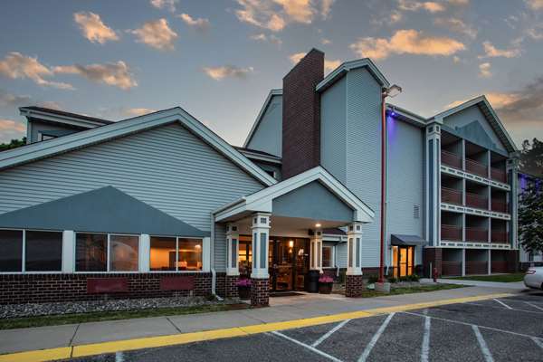 Exterior view - Baymont Inn & Suites Brooklyn Center - I-94 & I-694, Exit 34