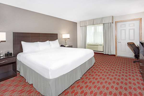  - Baymont Inn & Suites Brooklyn Center - I-94 & I-694, Exit 34