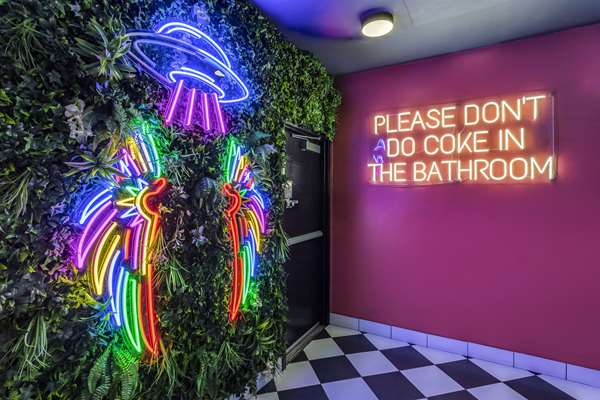 Bar - Heights House Hotel North Houston - I-45, Exit 50