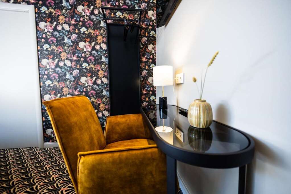 PAULETTE-guestroom-Guest Room,Guest Room Amenity,On-Site.jpg