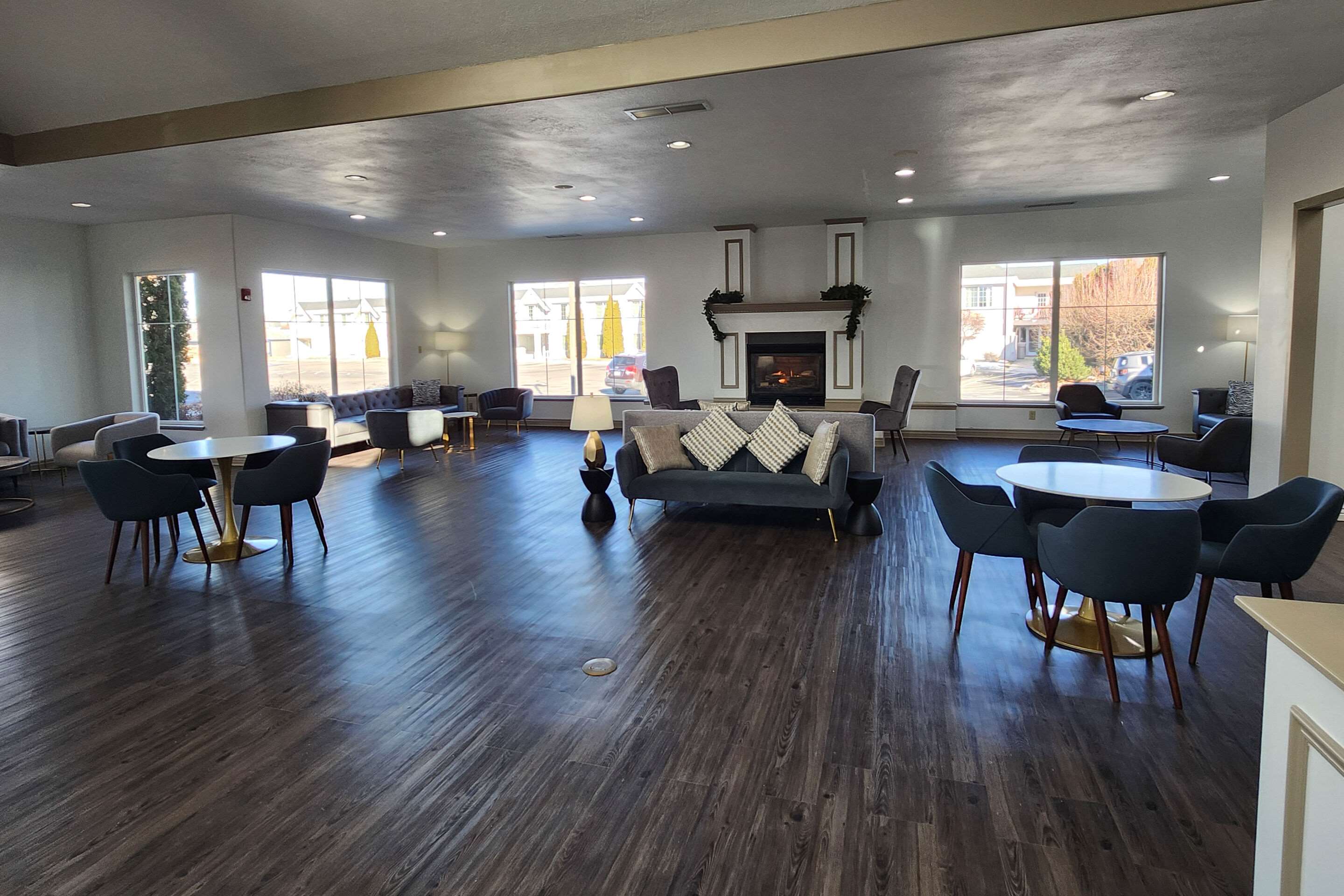 Spacious lobby with sitting area | Le Ritz Hotel and Suites