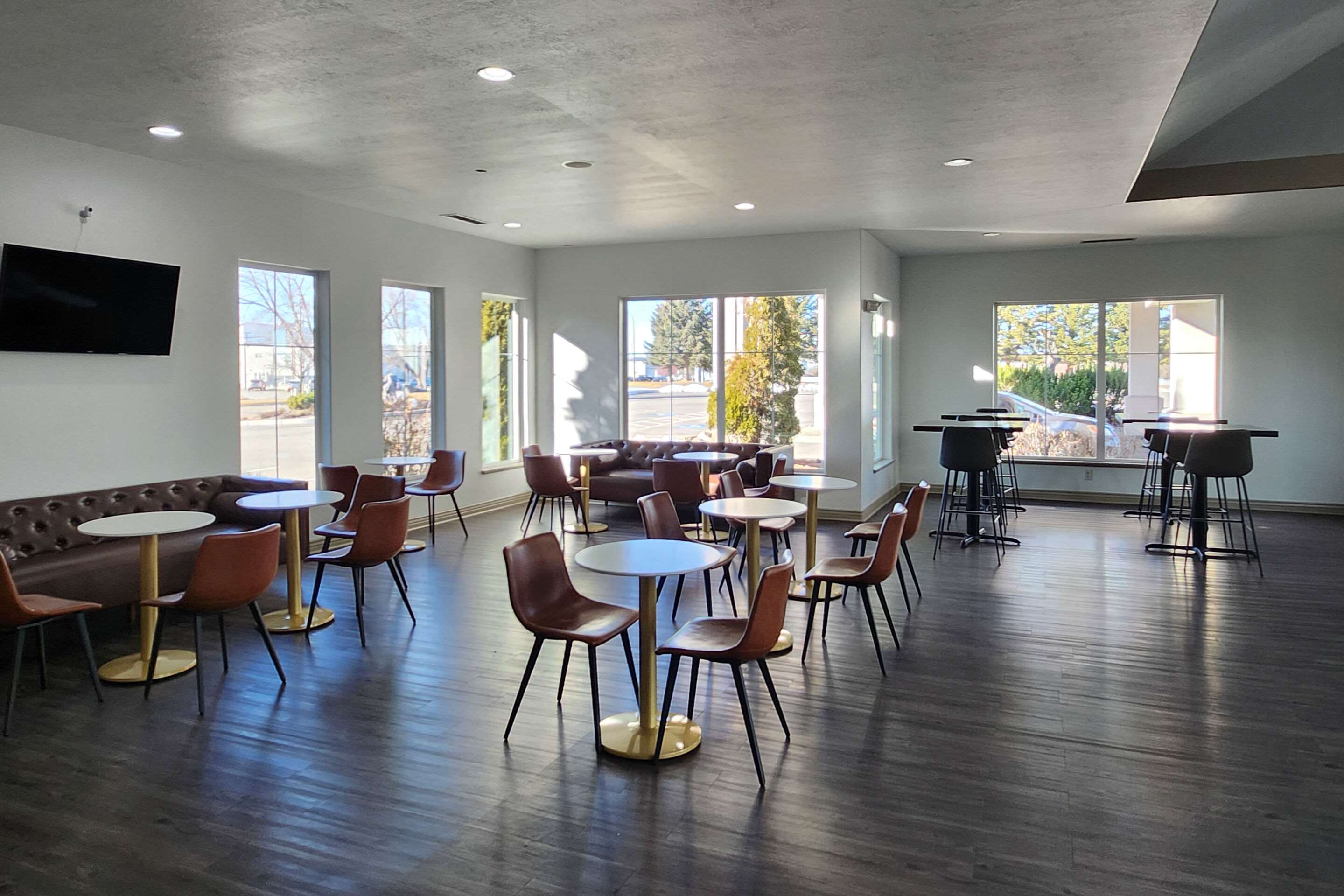 Enjoy breakfast in this seating area | Le Ritz Hotel and Suites