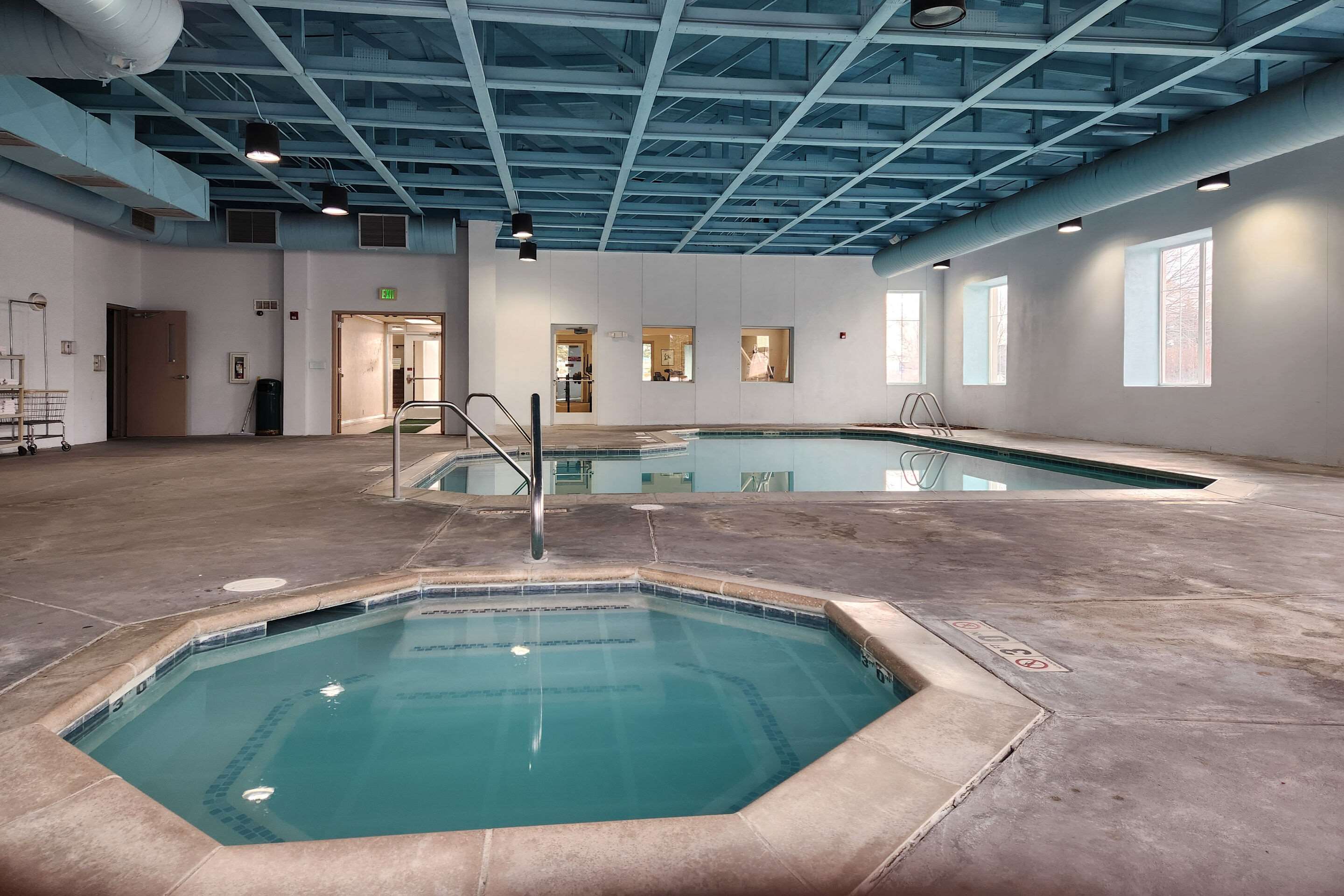 Indoor pool | Le Ritz Hotel and Suites