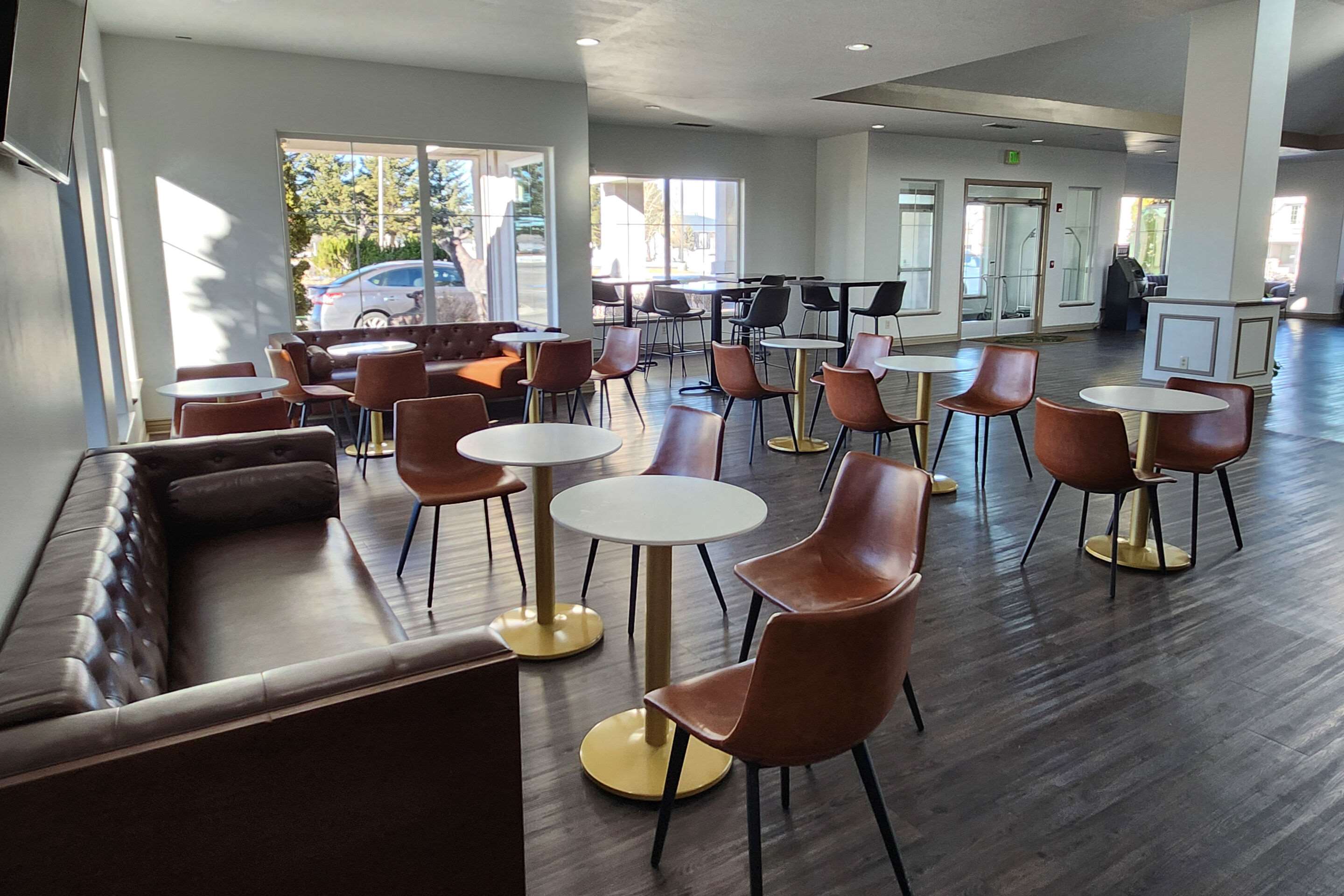 Enjoy breakfast in this seating area | Le Ritz Hotel and Suites