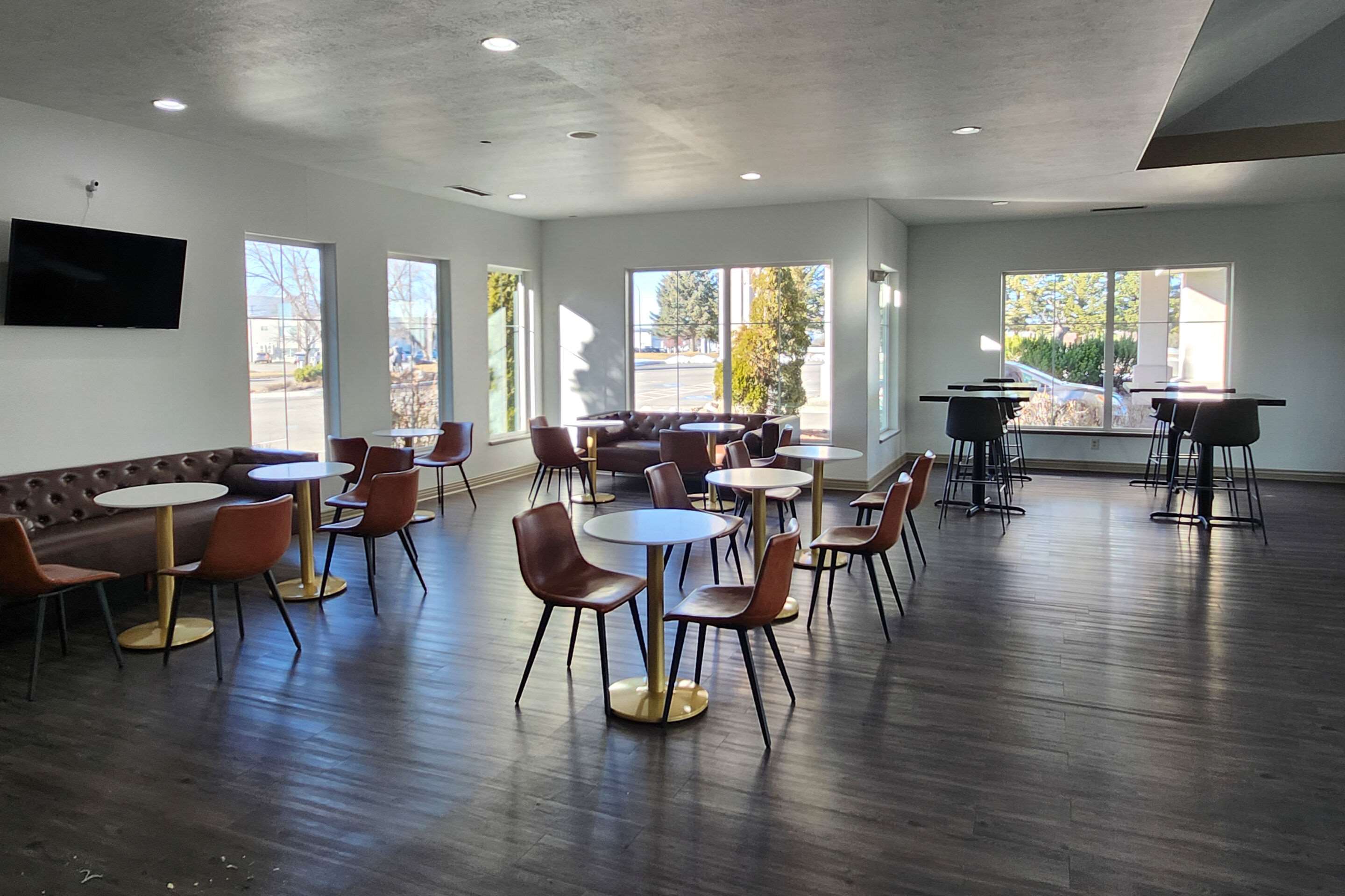 Enjoy breakfast in this seating area | Le Ritz Hotel and Suites