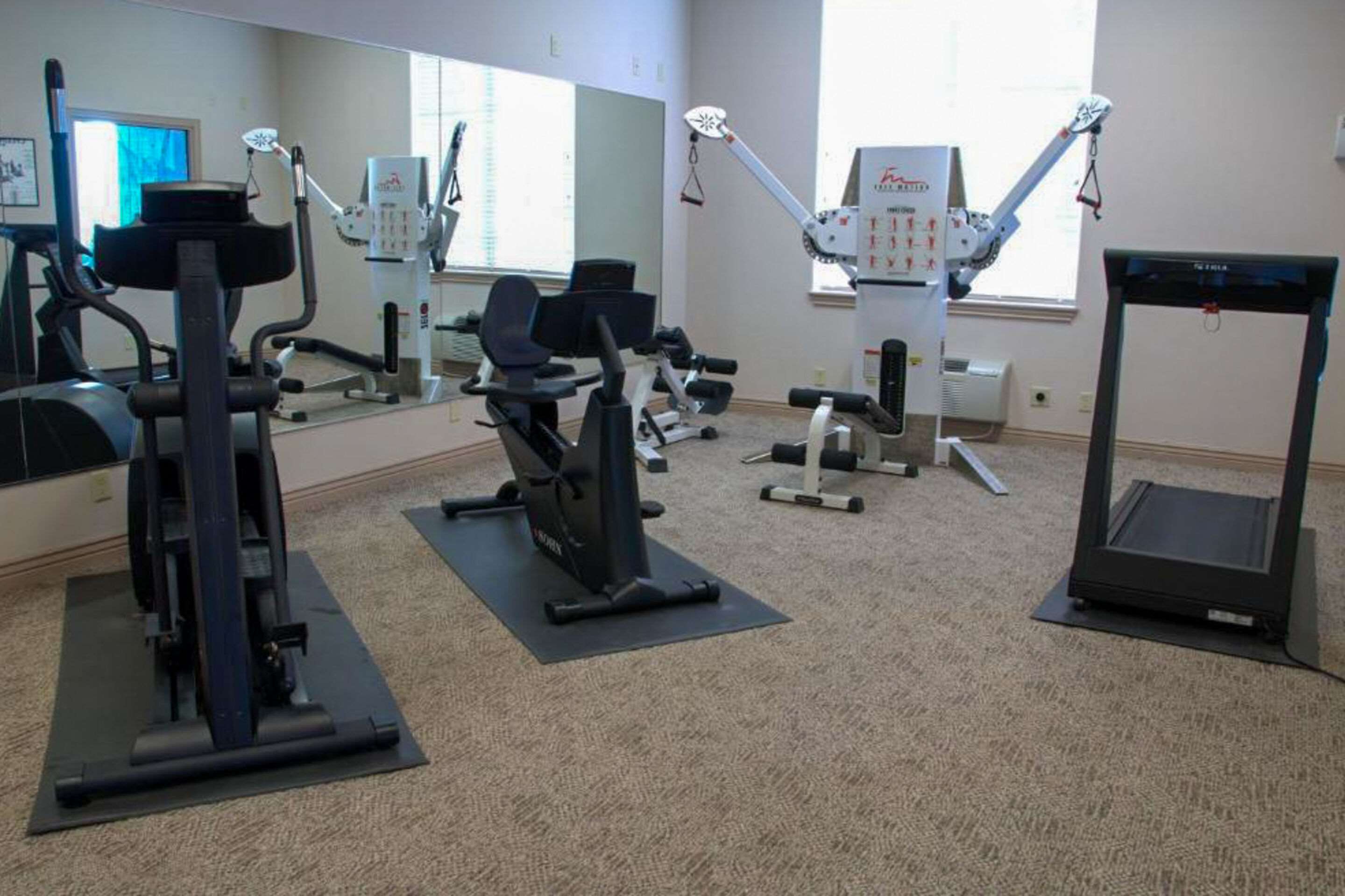 Exercise room | Le Ritz Hotel and Suites
