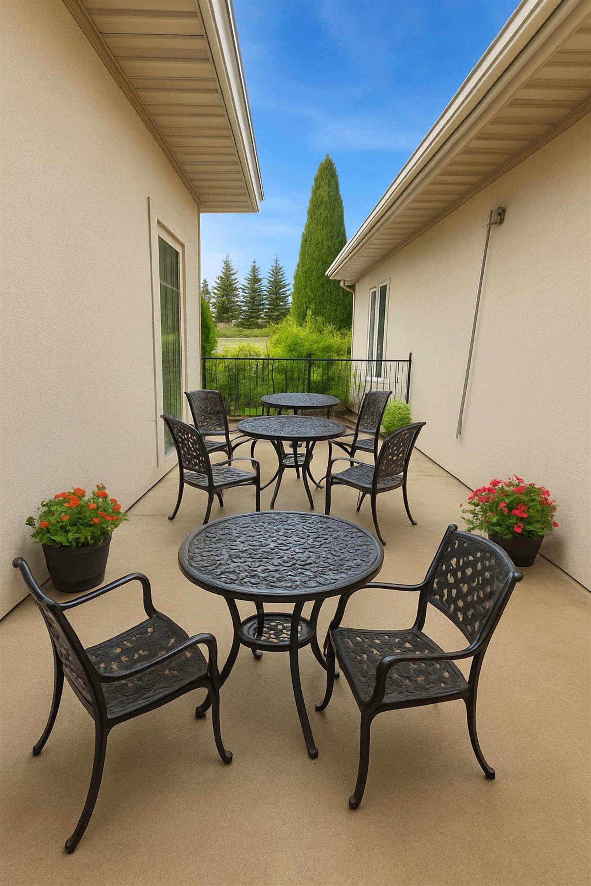 Courtyard | Le Ritz Hotel and Suites