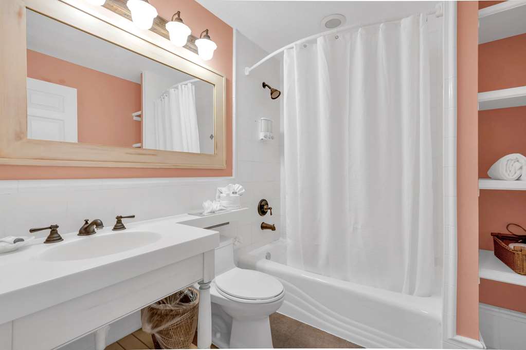DOVE CREEK RESORT & MARINA, TRADEMA-guestroom-Guest Room,Bathroom,On-Site.jpg