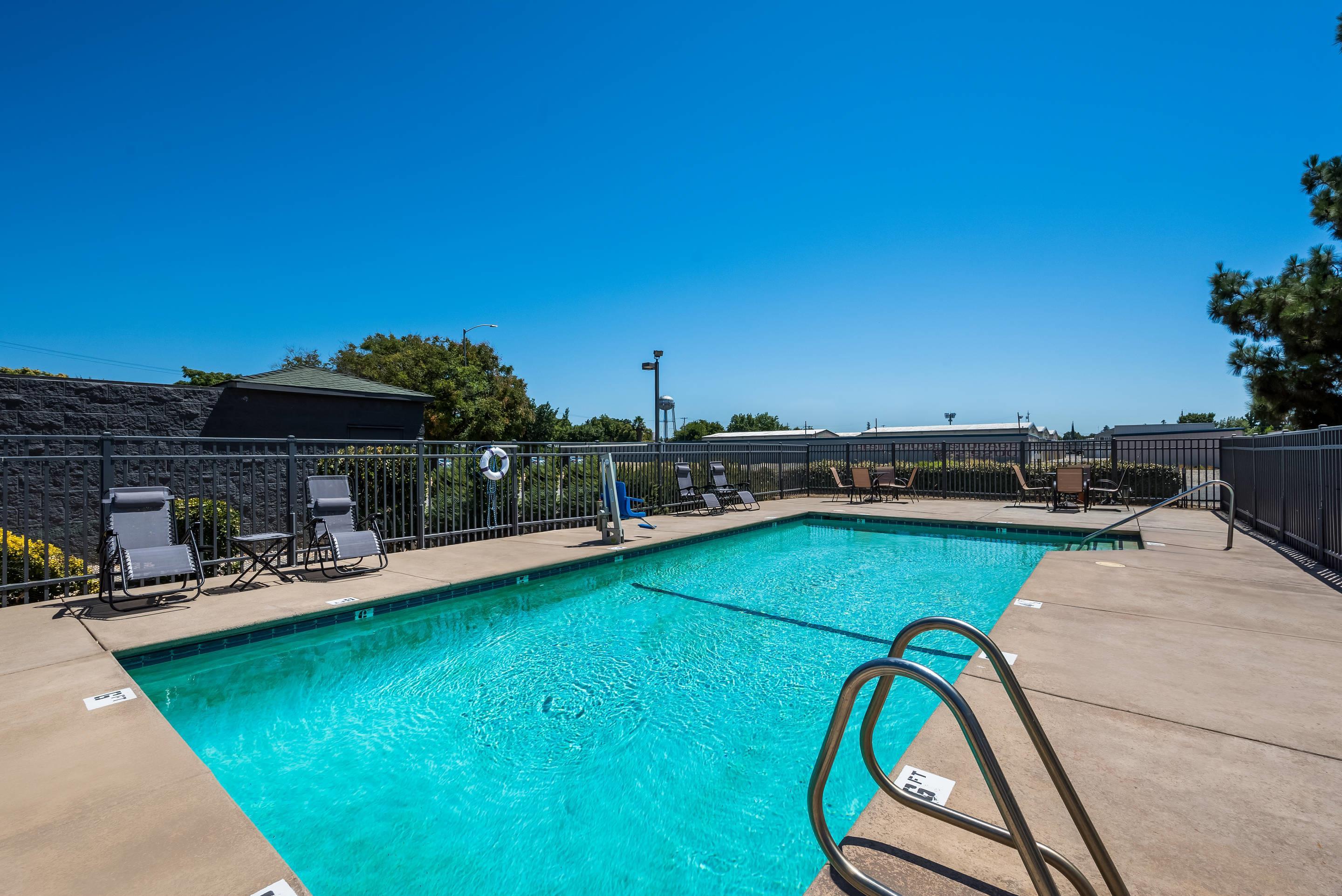 Outdoor pool | Quality Inn Yuba City/Marysville