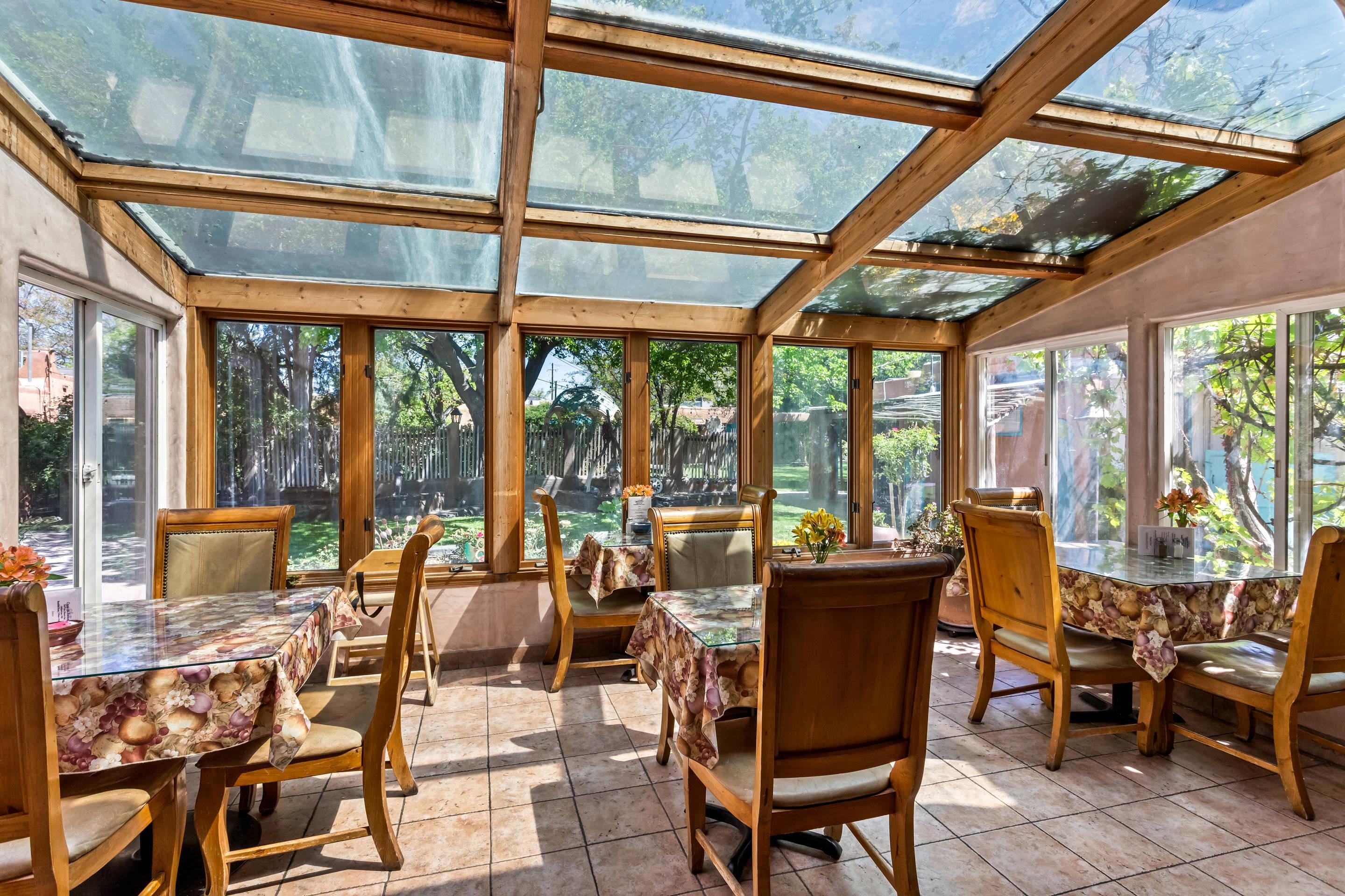 Enjoy breakfast in this seating area | Casas de Suenos Old Town Historic Inn