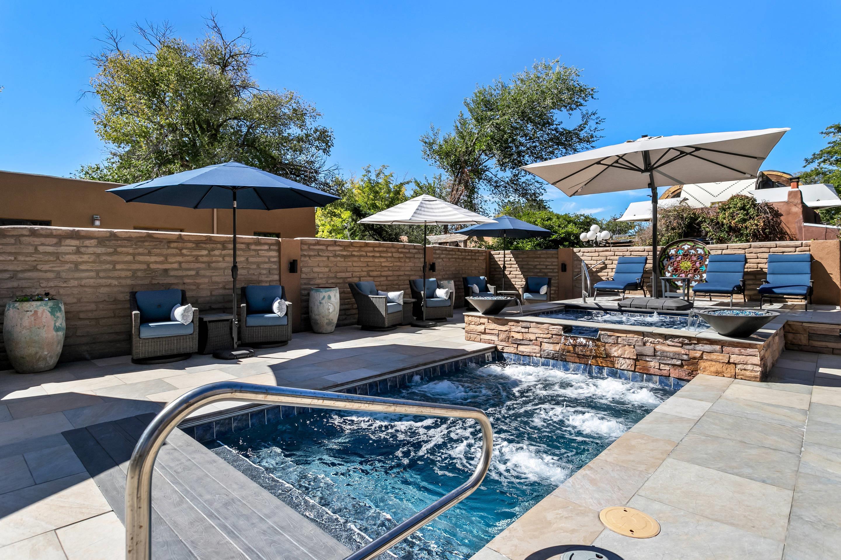 Outdoor pool | Casas de Suenos Old Town Historic Inn