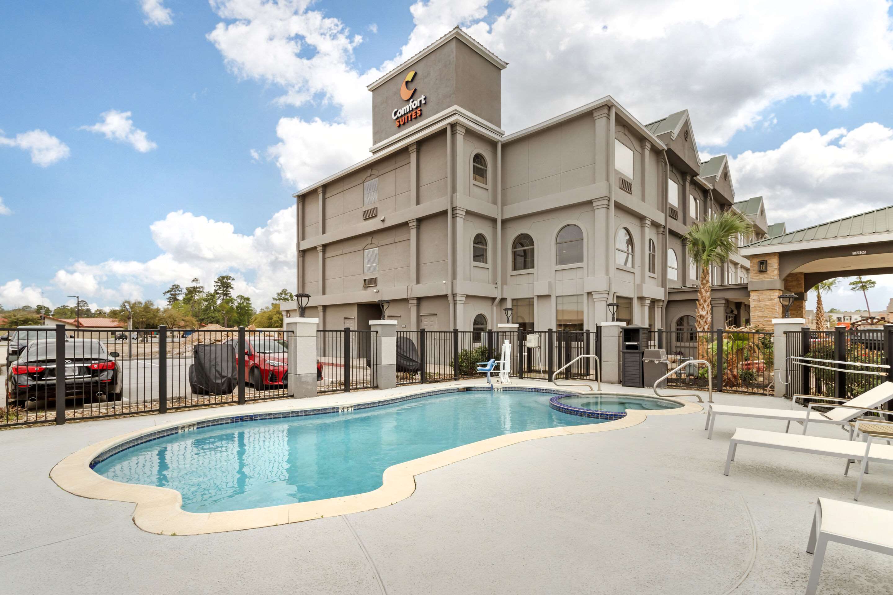 Outdoor pool | Comfort Suites Shenandoah-The Woodlands