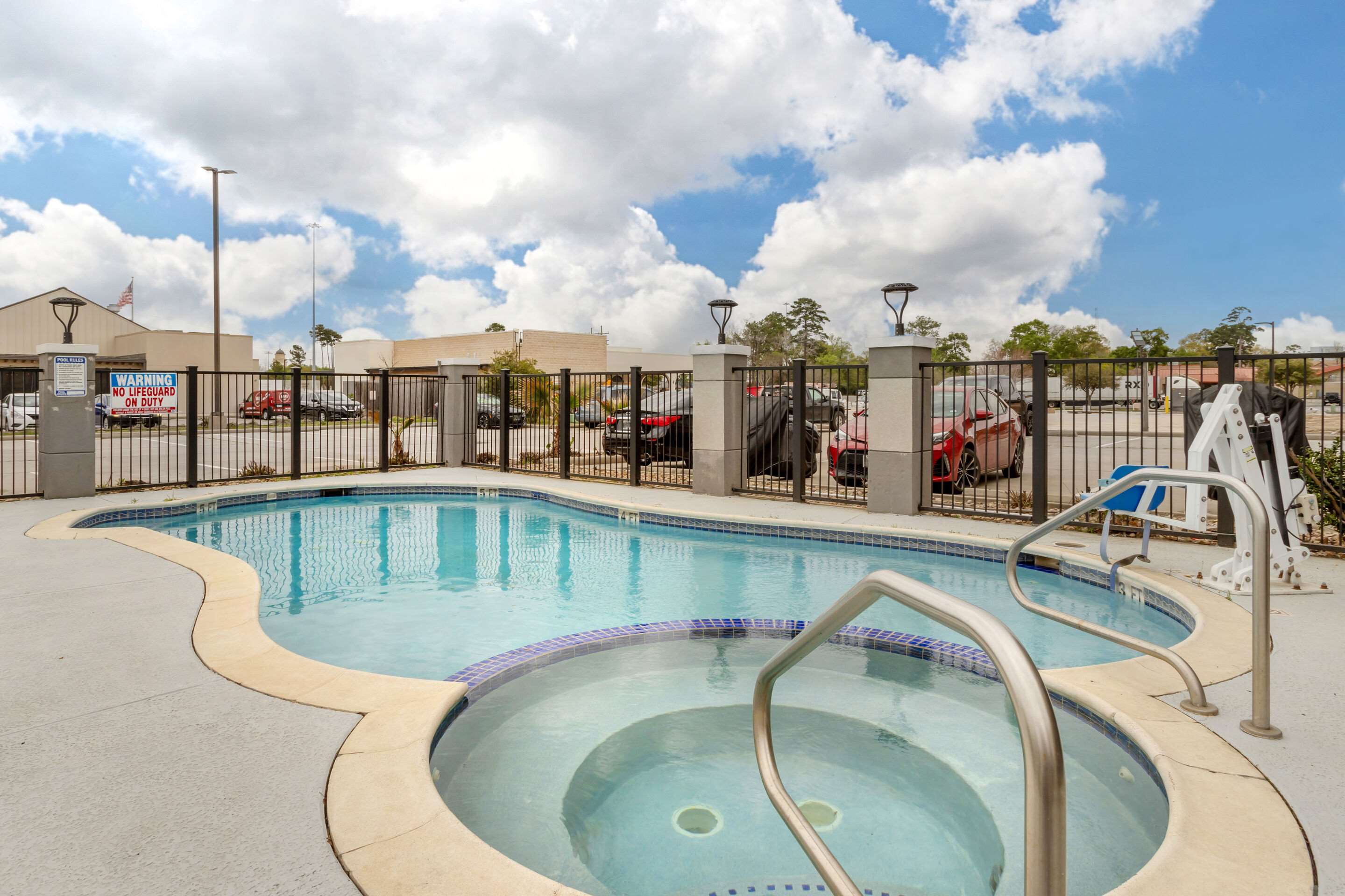 Outdoor pool | Comfort Suites Shenandoah-The Woodlands