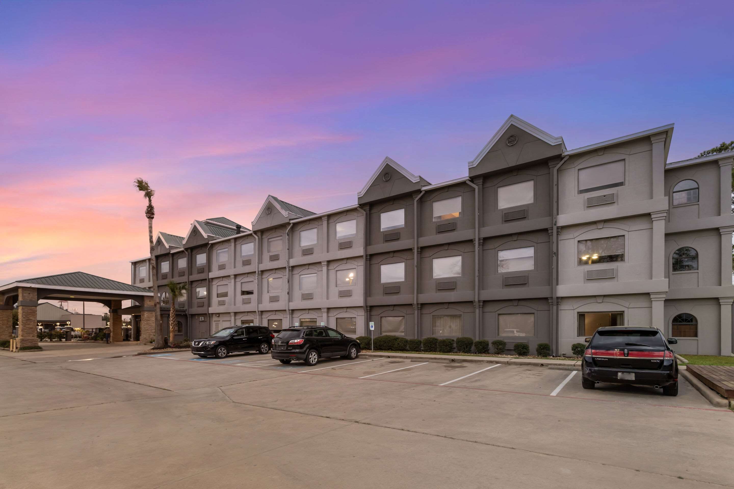 Twilight | Comfort Suites Shenandoah-The Woodlands