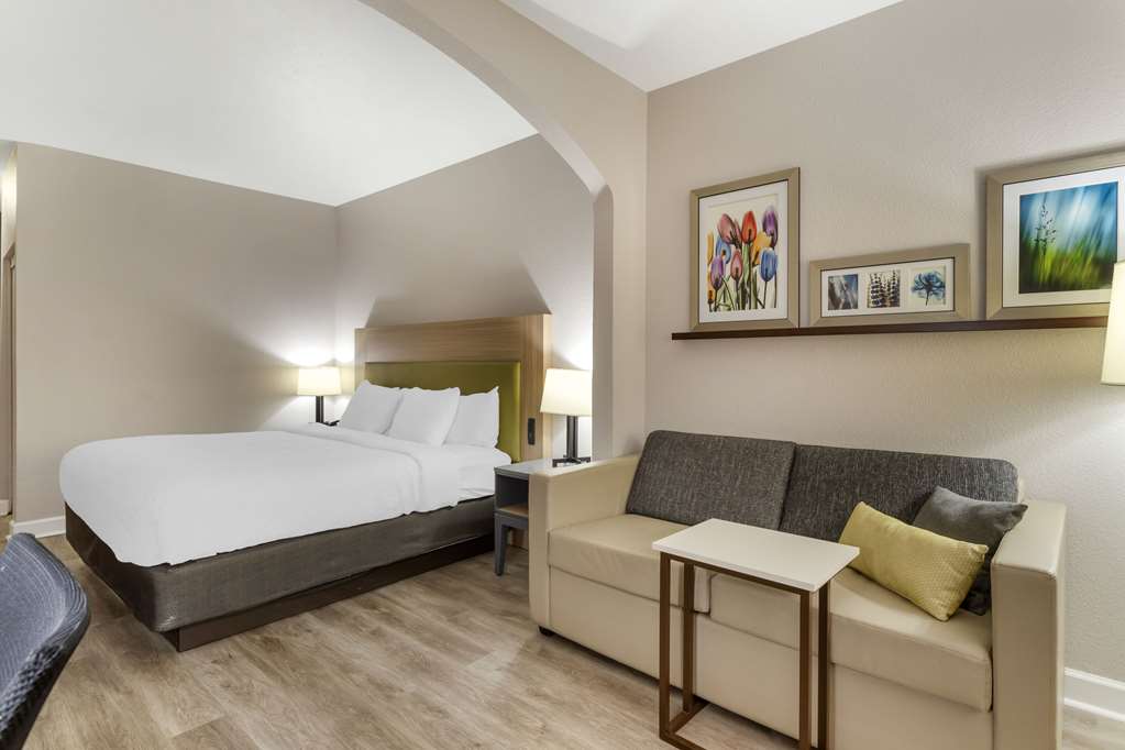 COUNTRY THE WOODLANDS-guestroom-Guest Room,Suite,On-Site.jpg