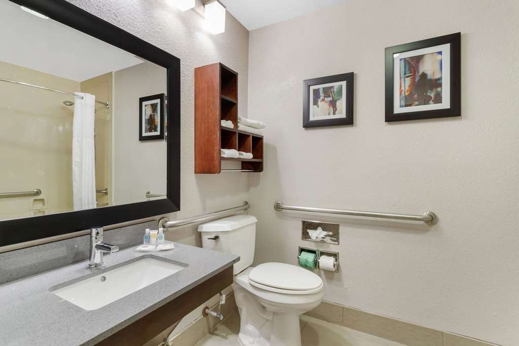 COUNTRY THE WOODLANDS-guestroom-Guest Room,Bathroom,On-Site.jpg