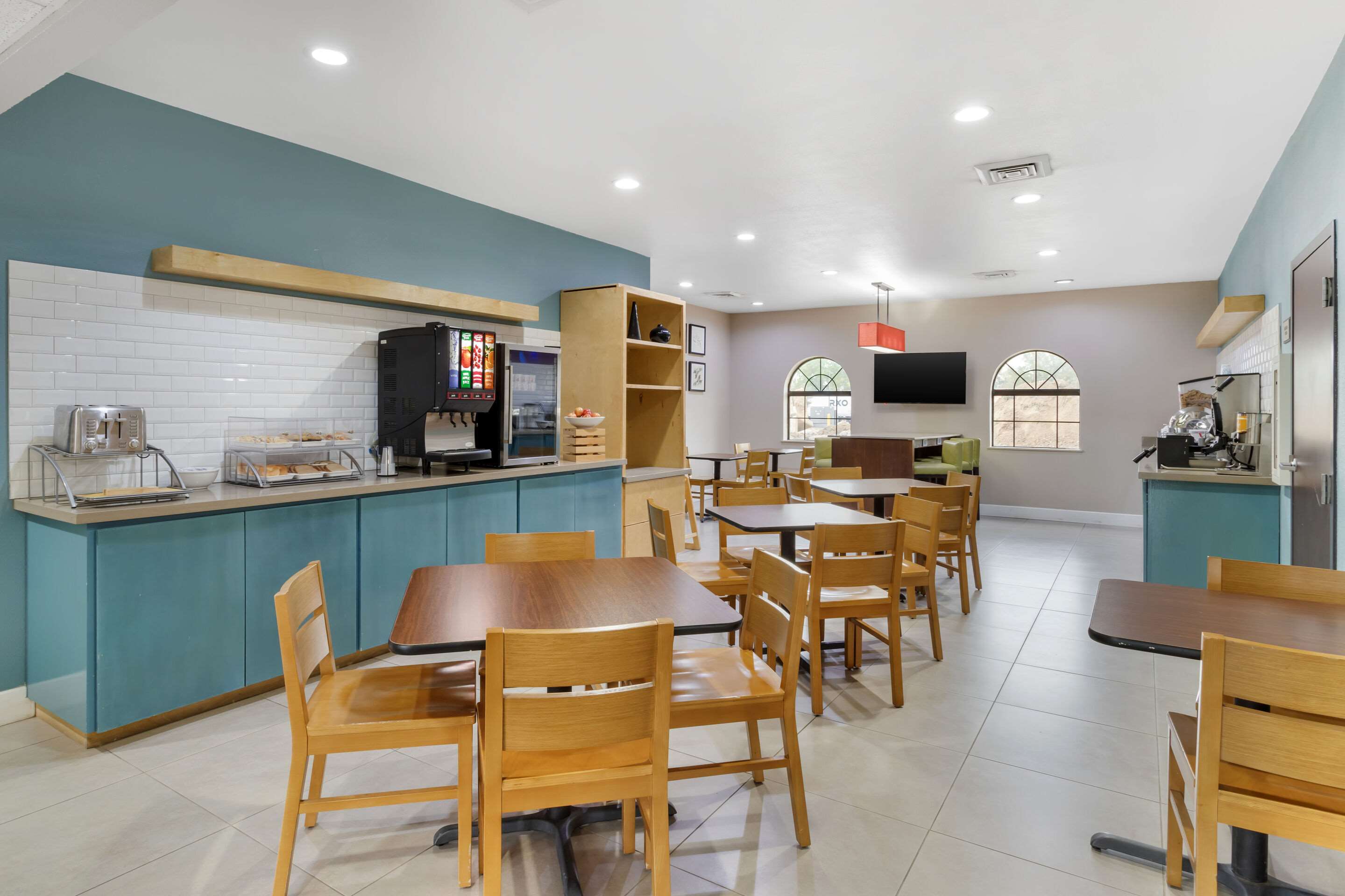 Breakfast area | Comfort Suites Shenandoah-The Woodlands