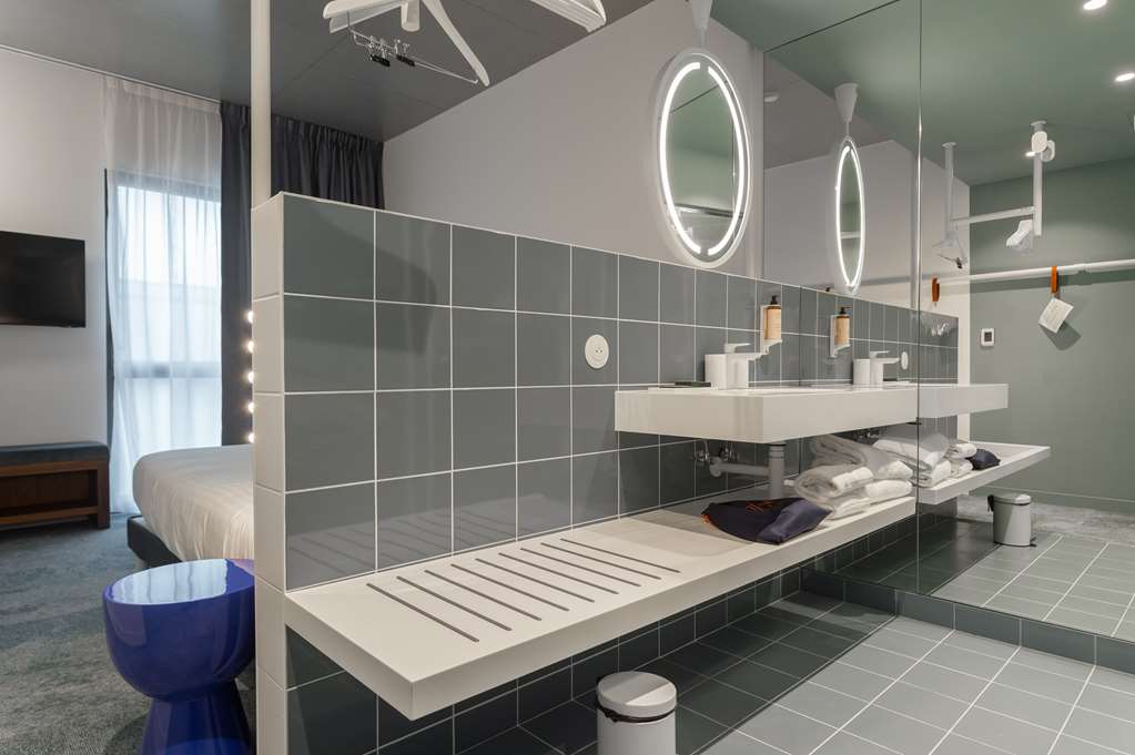 THE RUCK HOTEL-guestroom-Guest Room,Bathroom,On-Site.jpg