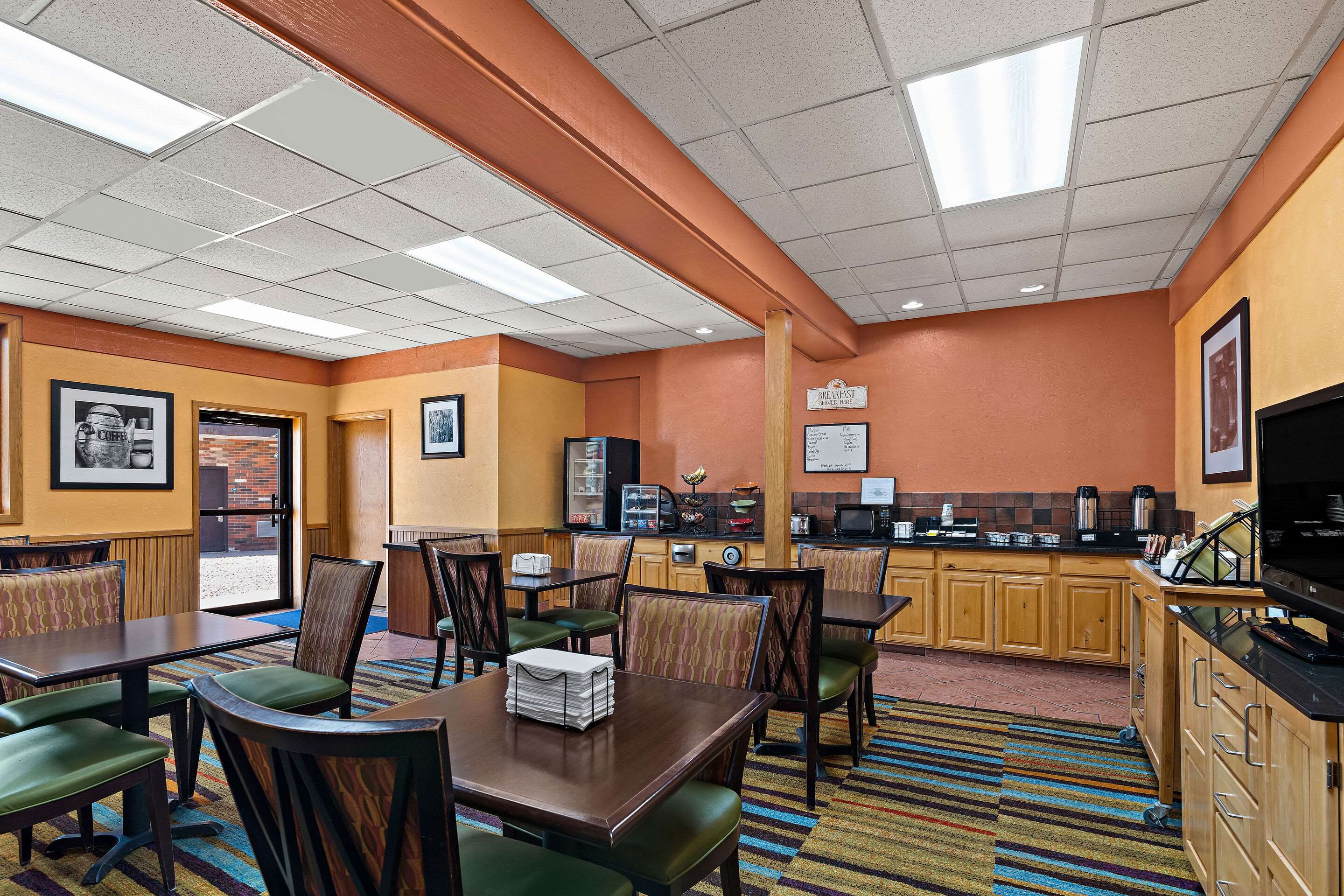 Breakfast area | Rodeway Inn
