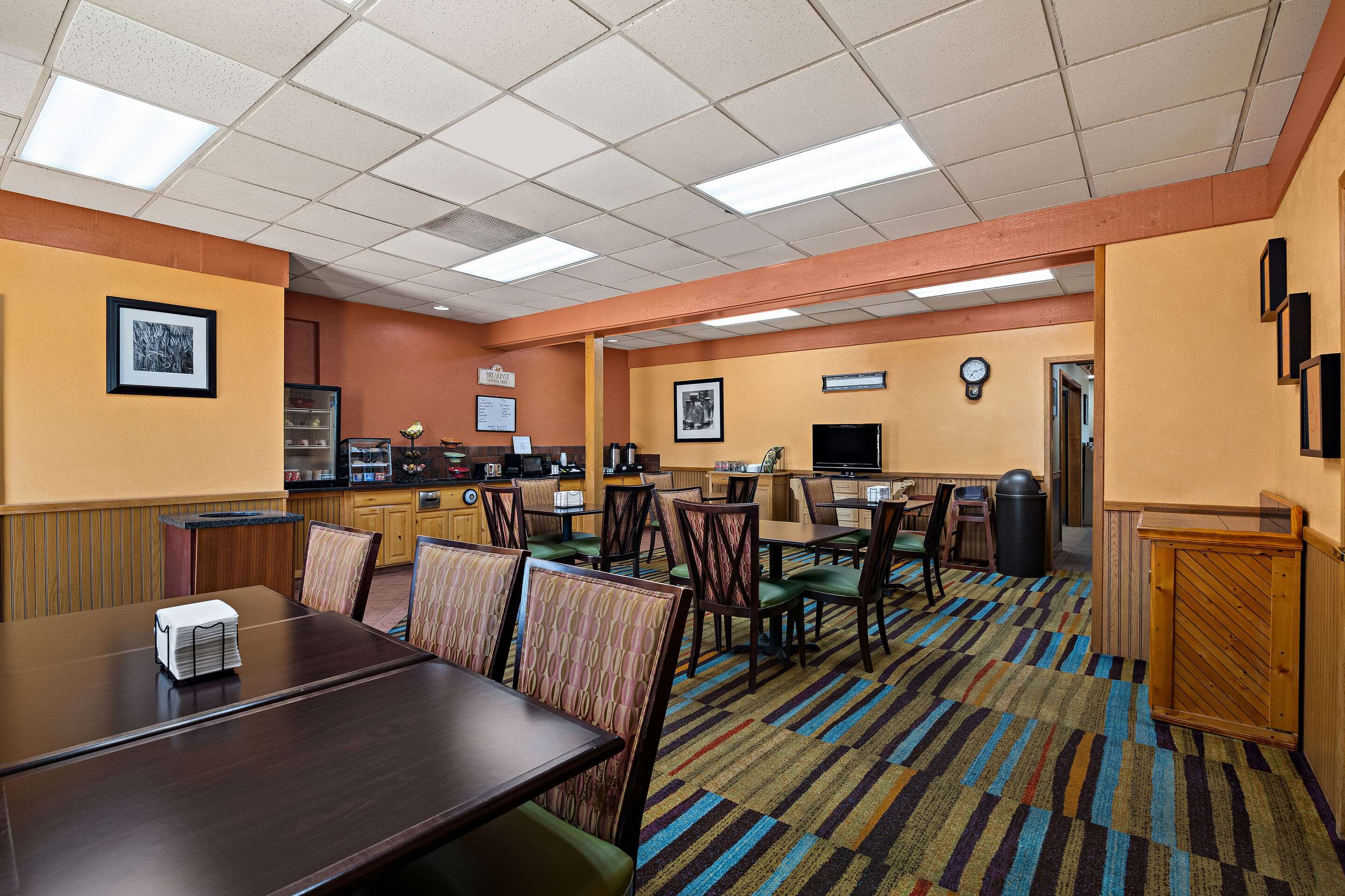Breakfast area | Rodeway Inn