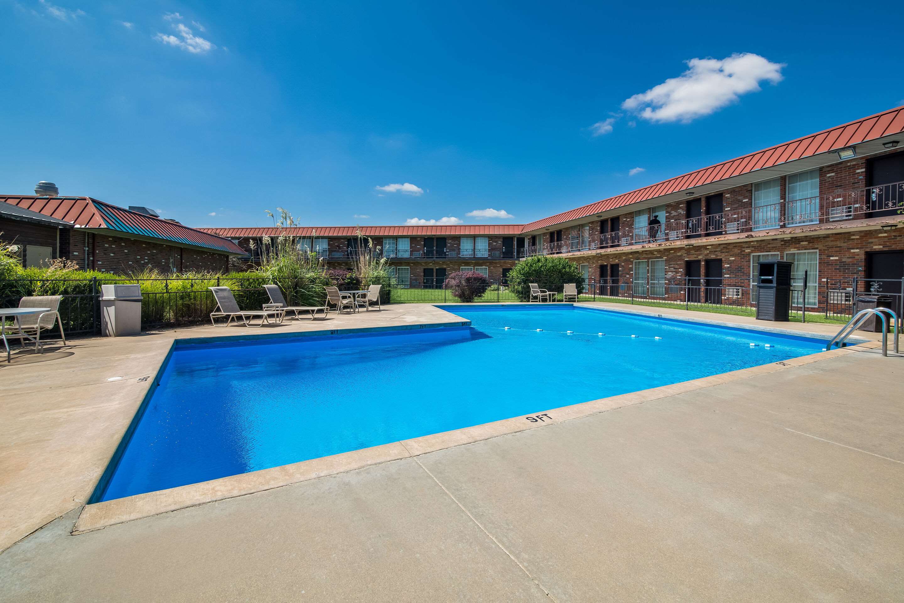 Outdoor pool | Rodeway Inn