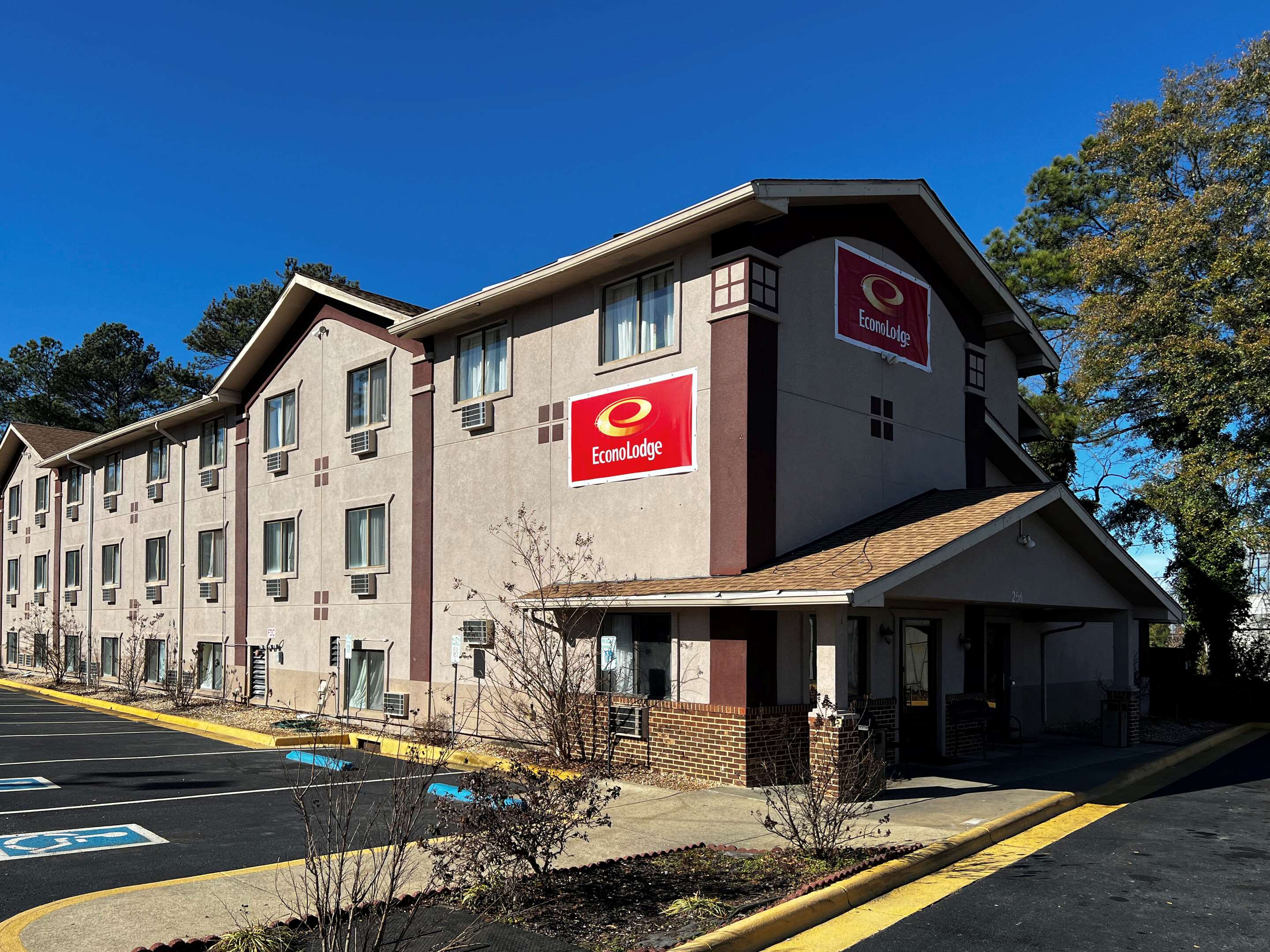 Hotel exterior | Econo Lodge
