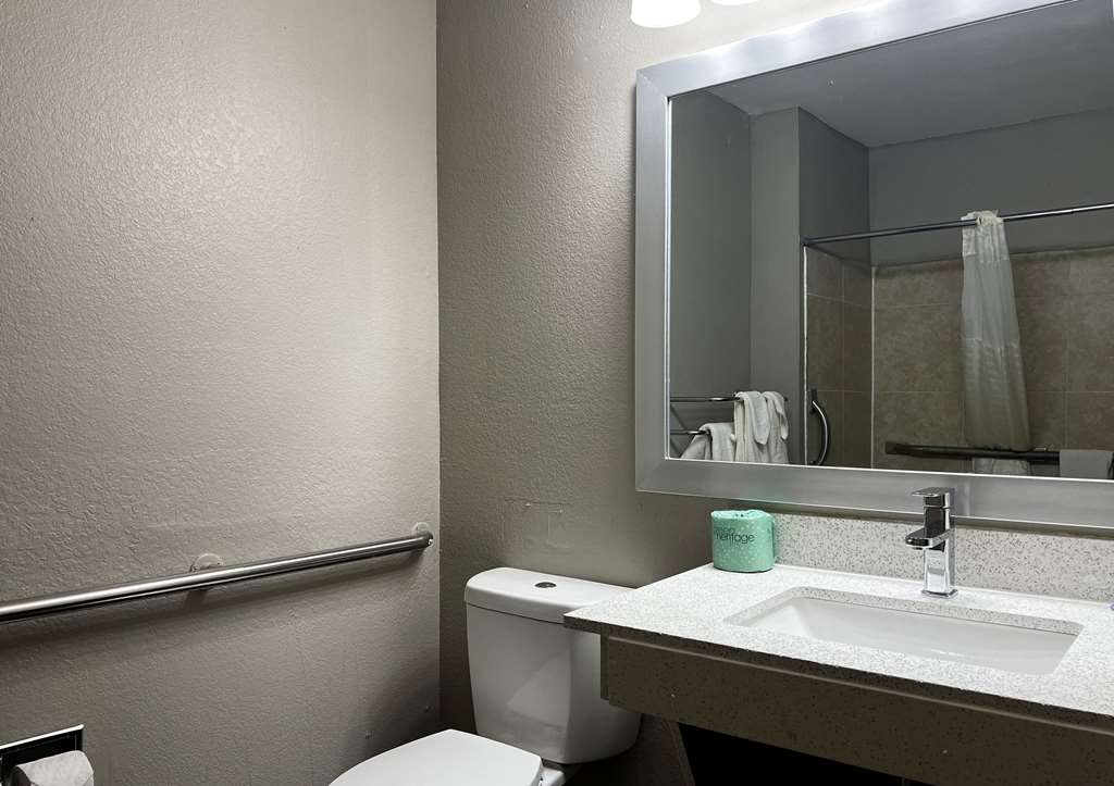 ECONO LODGE SPRING LAKE NEAR FORT B-guestroom-Guest Room,Bathroom,On-Site.jpg