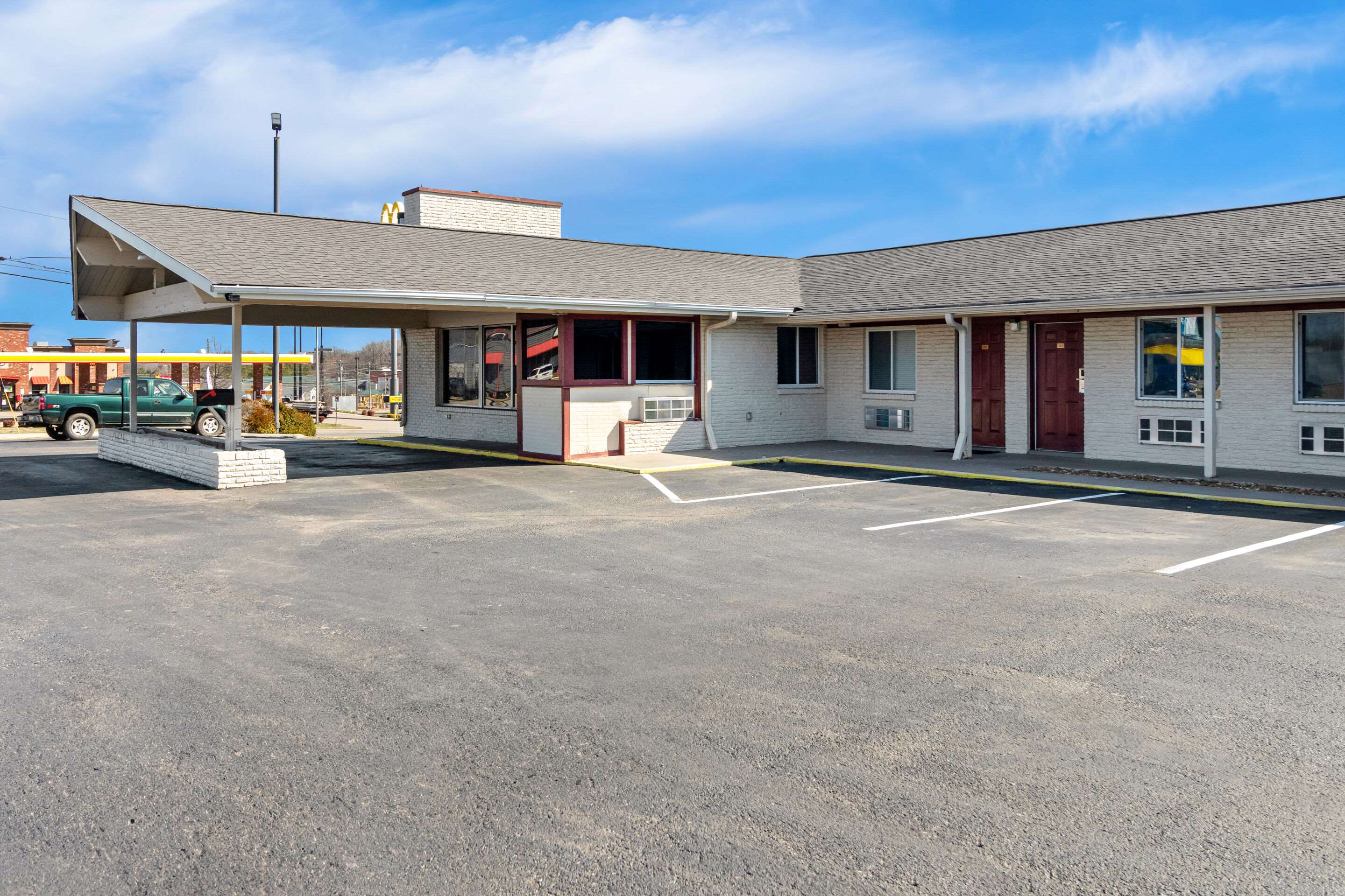Hotel exterior | Rodeway Inn