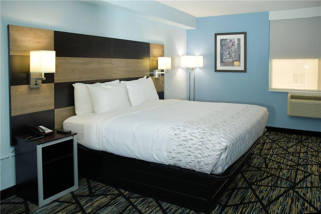 CLARION POINTE JACKSONVILLE NEAR CA-guestroom-Guest Room,On-Site.jpg