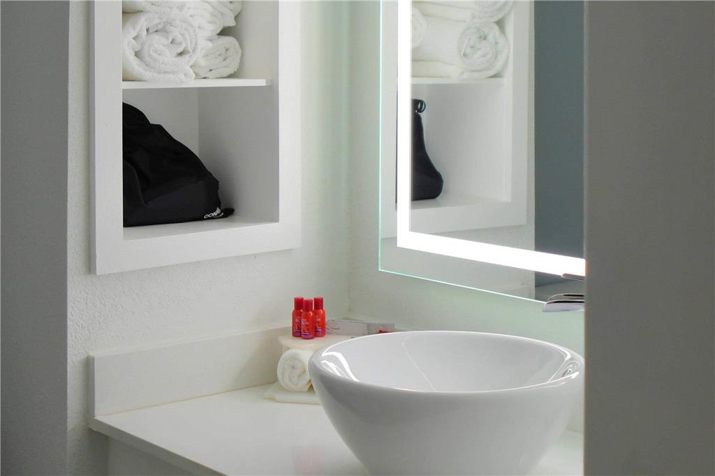 CLARION POINTE JACKSONVILLE NEAR CA-guestroom-Guest Room,Bathroom,On-Site.jpg