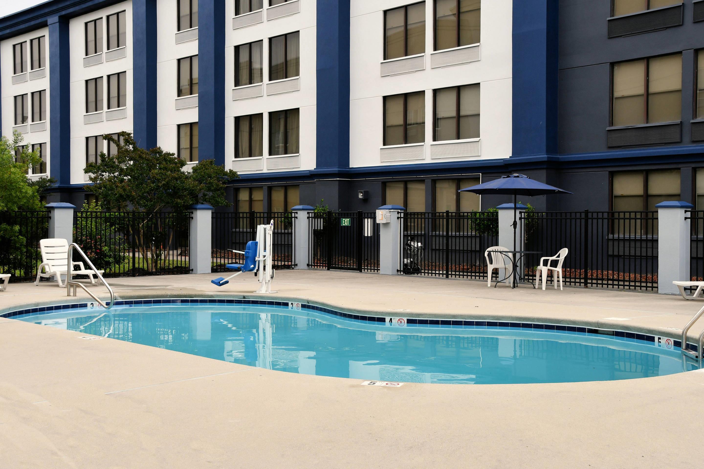 Outdoor pool | Clarion Pointe