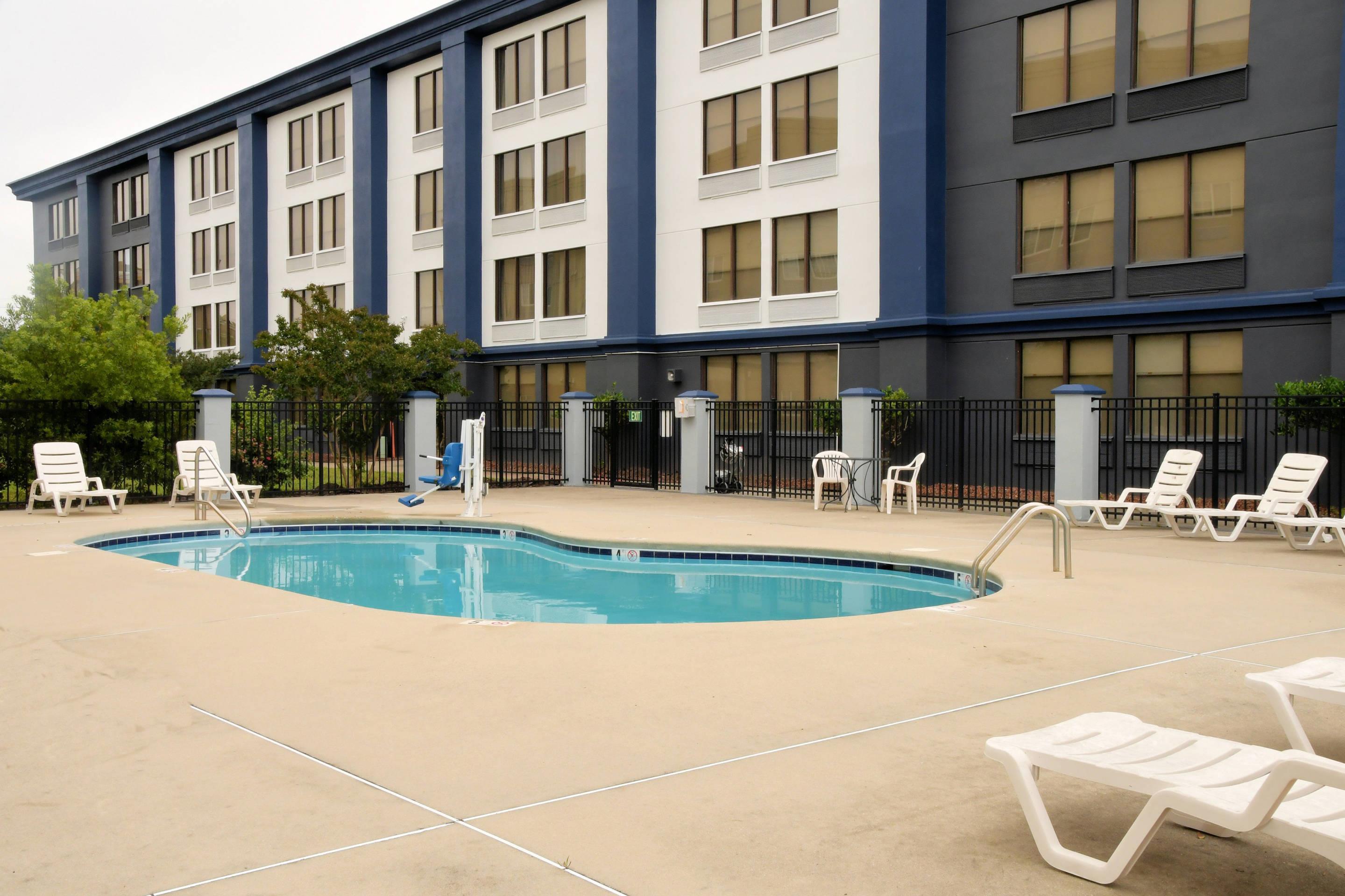 Outdoor pool | Clarion Pointe