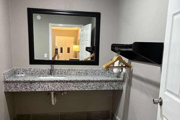  - Econo Lodge Inn & Suites Laredo