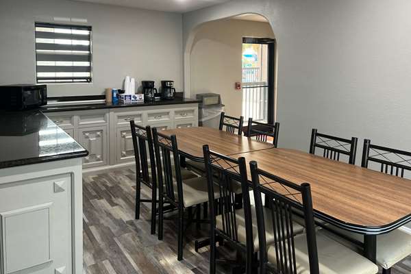 Amenities - Econo Lodge Inn & Suites Laredo