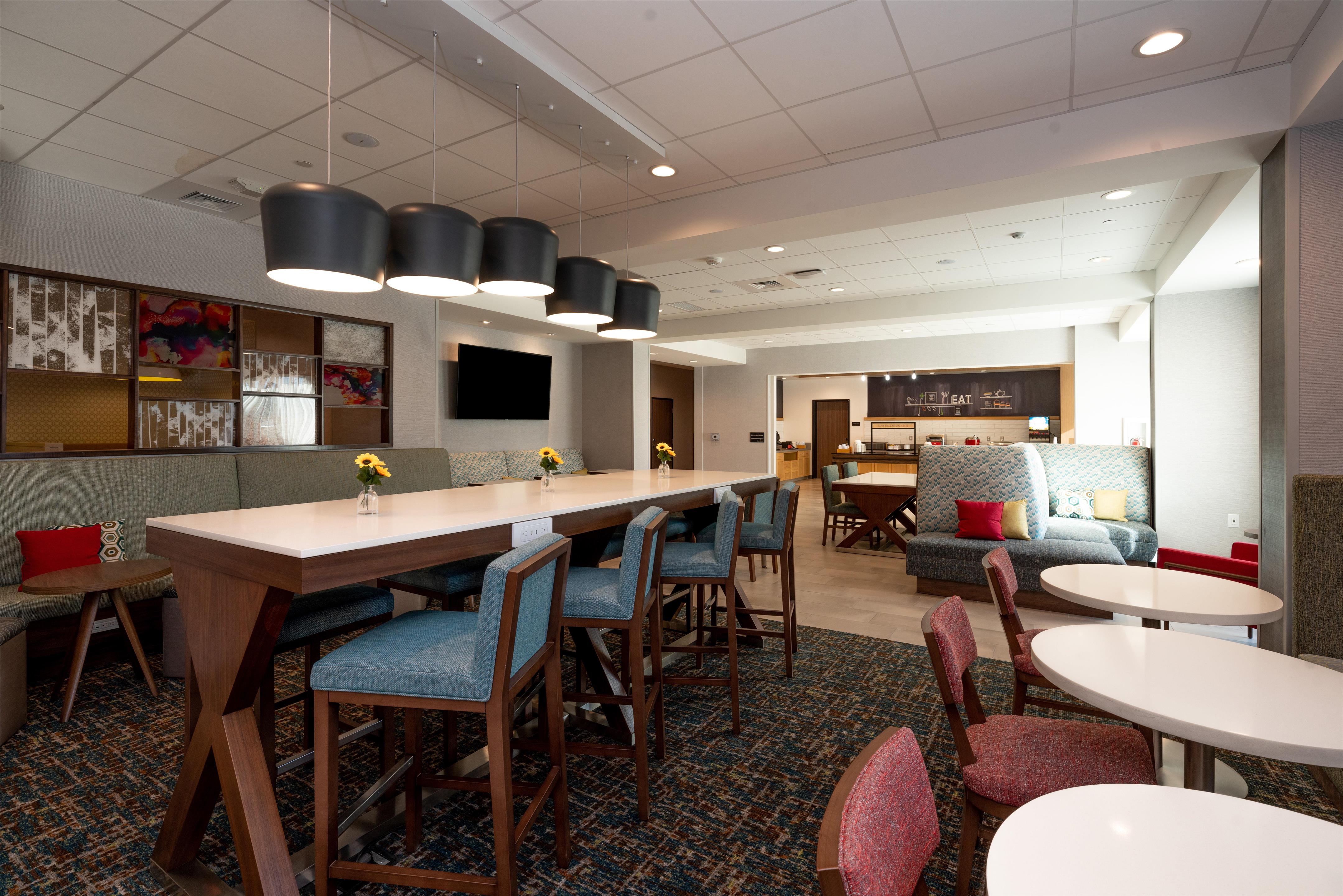 Breakfast Area | Hampton Inn Needles